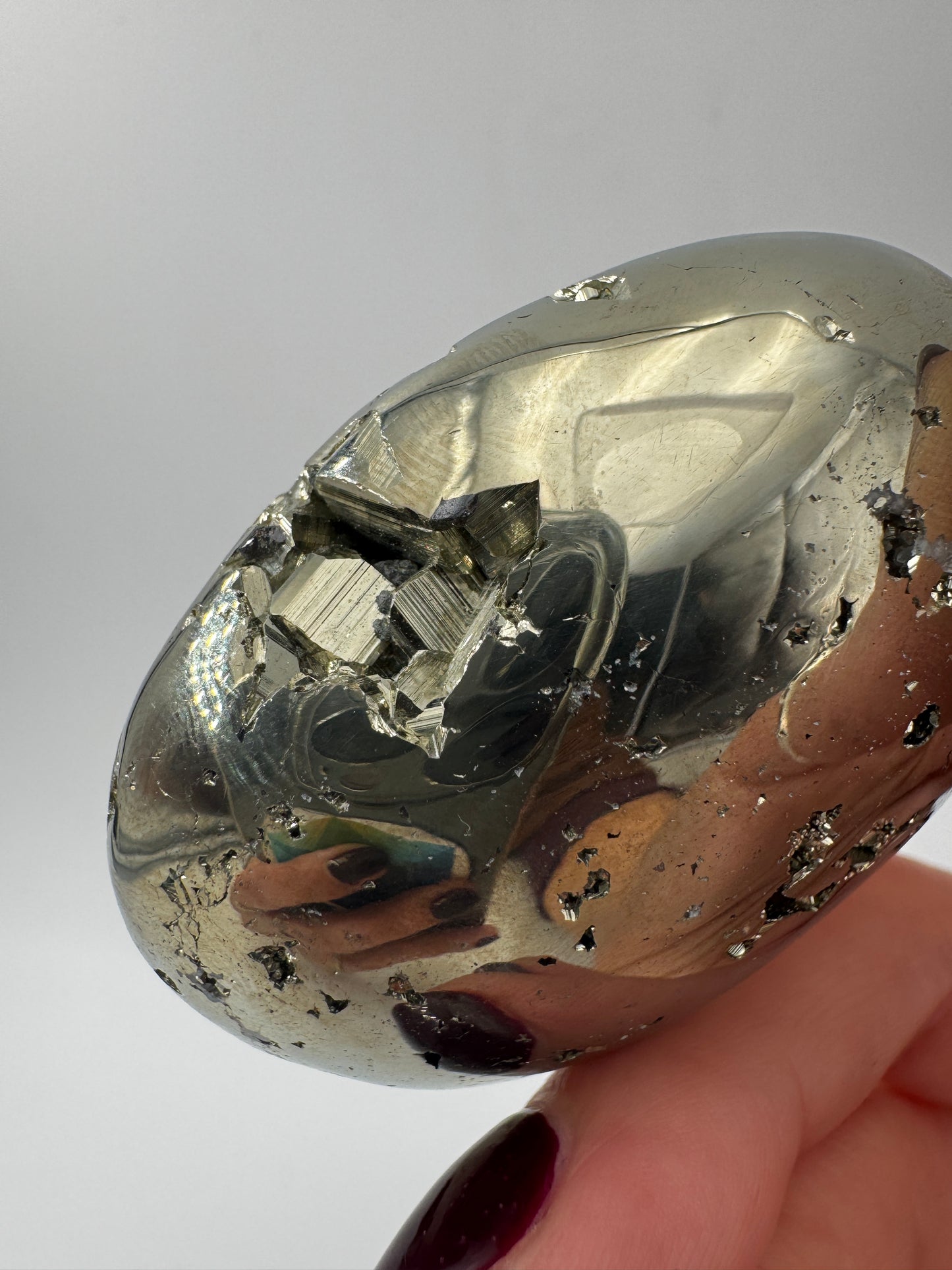 Handstein aus Pyrit PH16 mit charakteristischem goldenen metallischen Glanz.