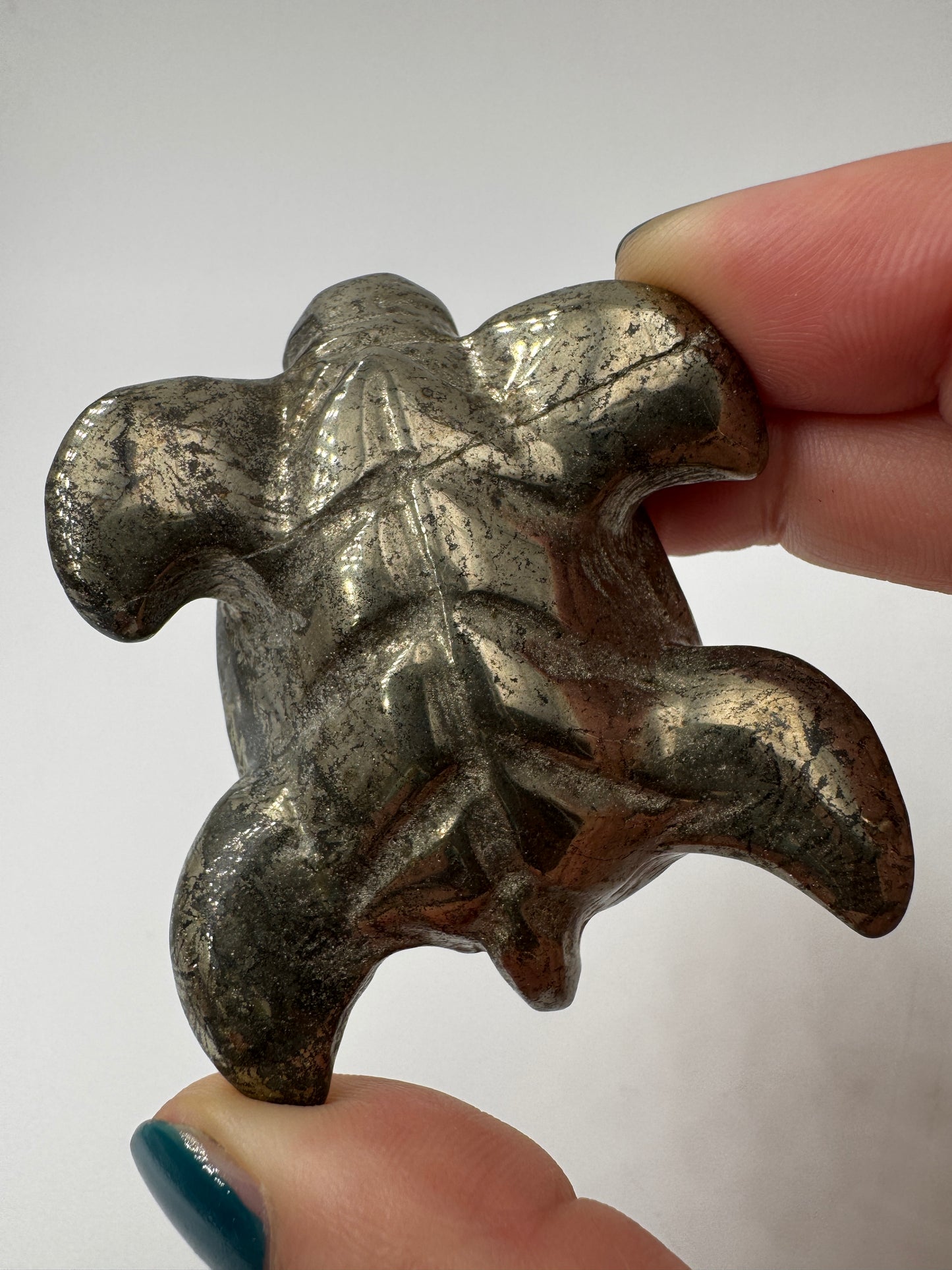 Handgeschliffene Schildkröte aus Pyrit PA19 mit metallischem Glanz.