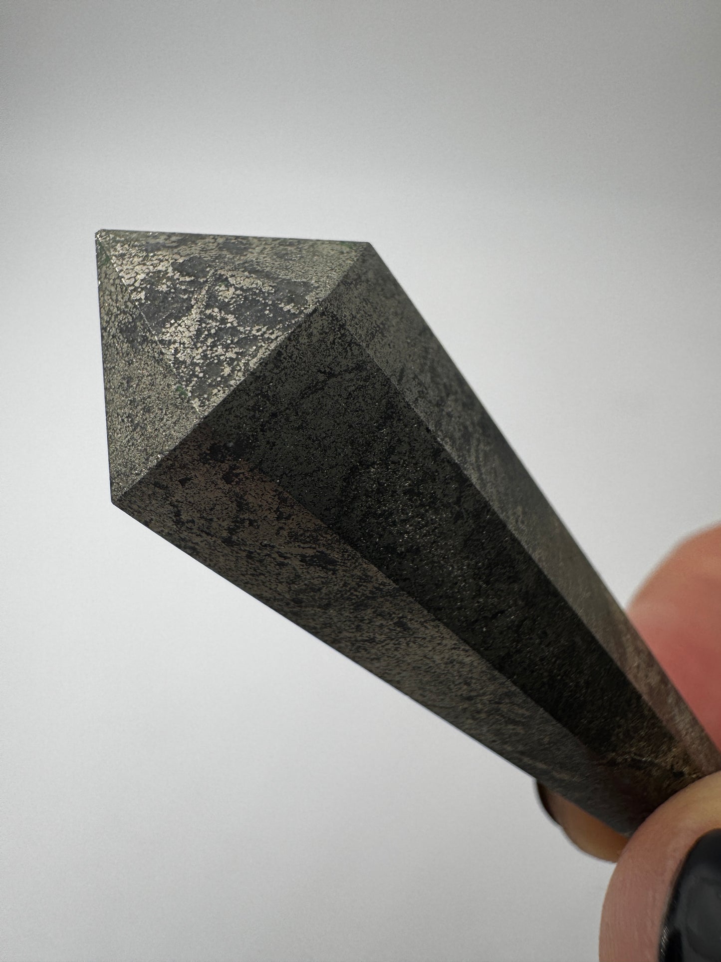 Pyrit-Zepter mit metallischem Goldglanz und seltener Zeptermorphologie, 5,6 × 1,7 cm.