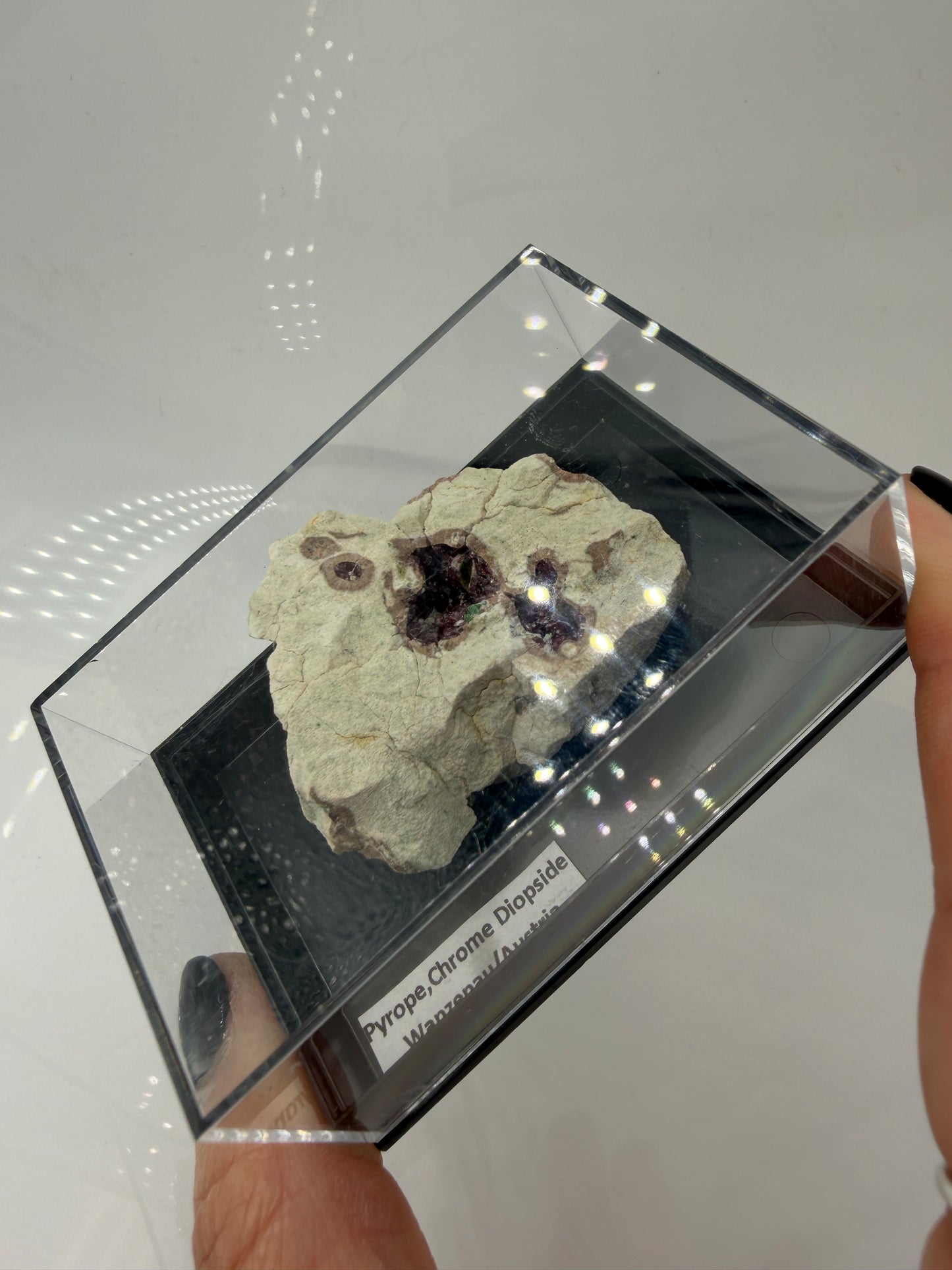 Kontrastreiches Cluster aus rotem Pyrop und grünem Chromdiopsid aus der Wanzenau, Österreich.