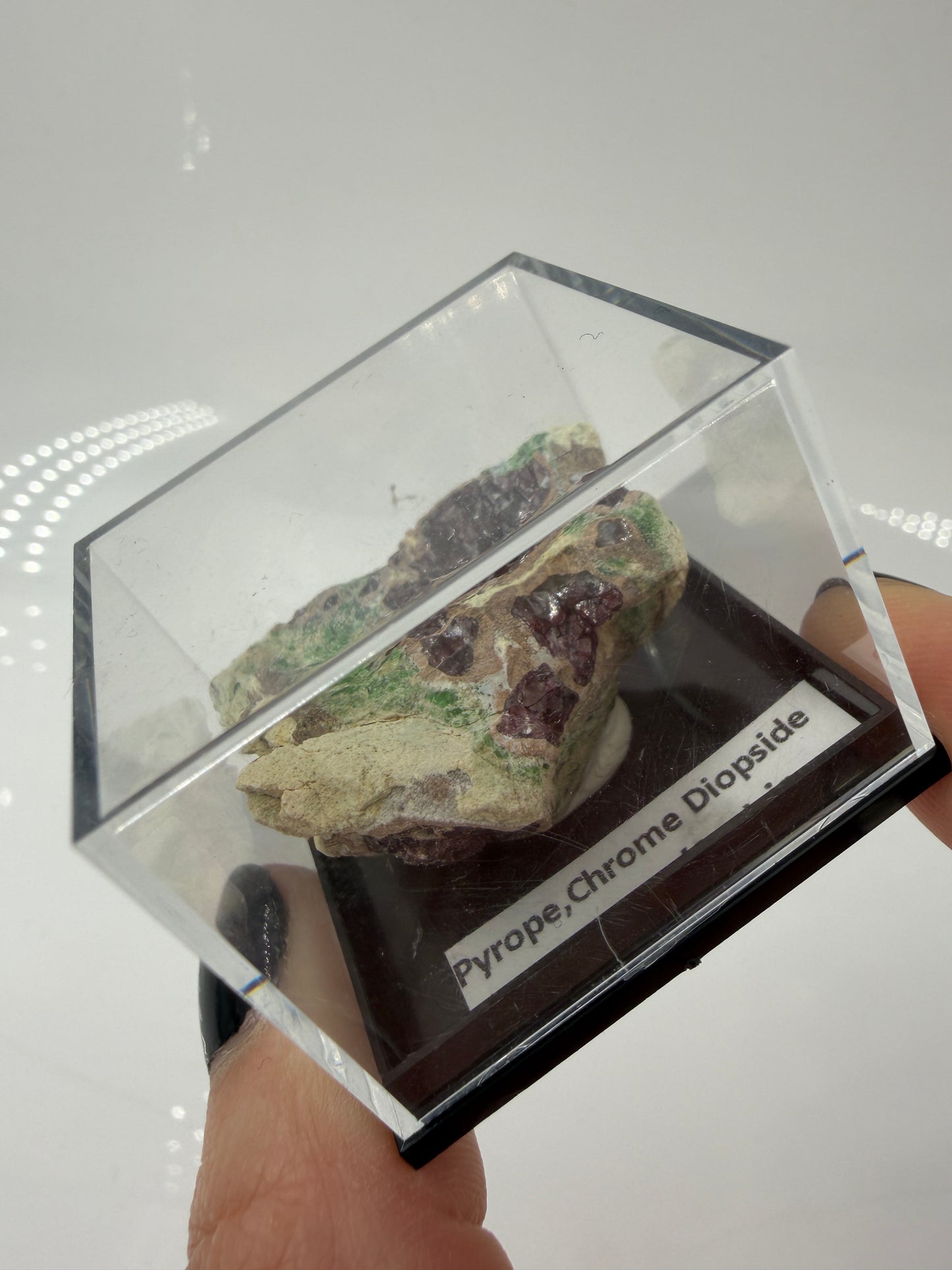 Kontrastreiches Cluster aus rotem Pyrop und grünem Chromdiopsid aus der Wanzenau, Österreich.