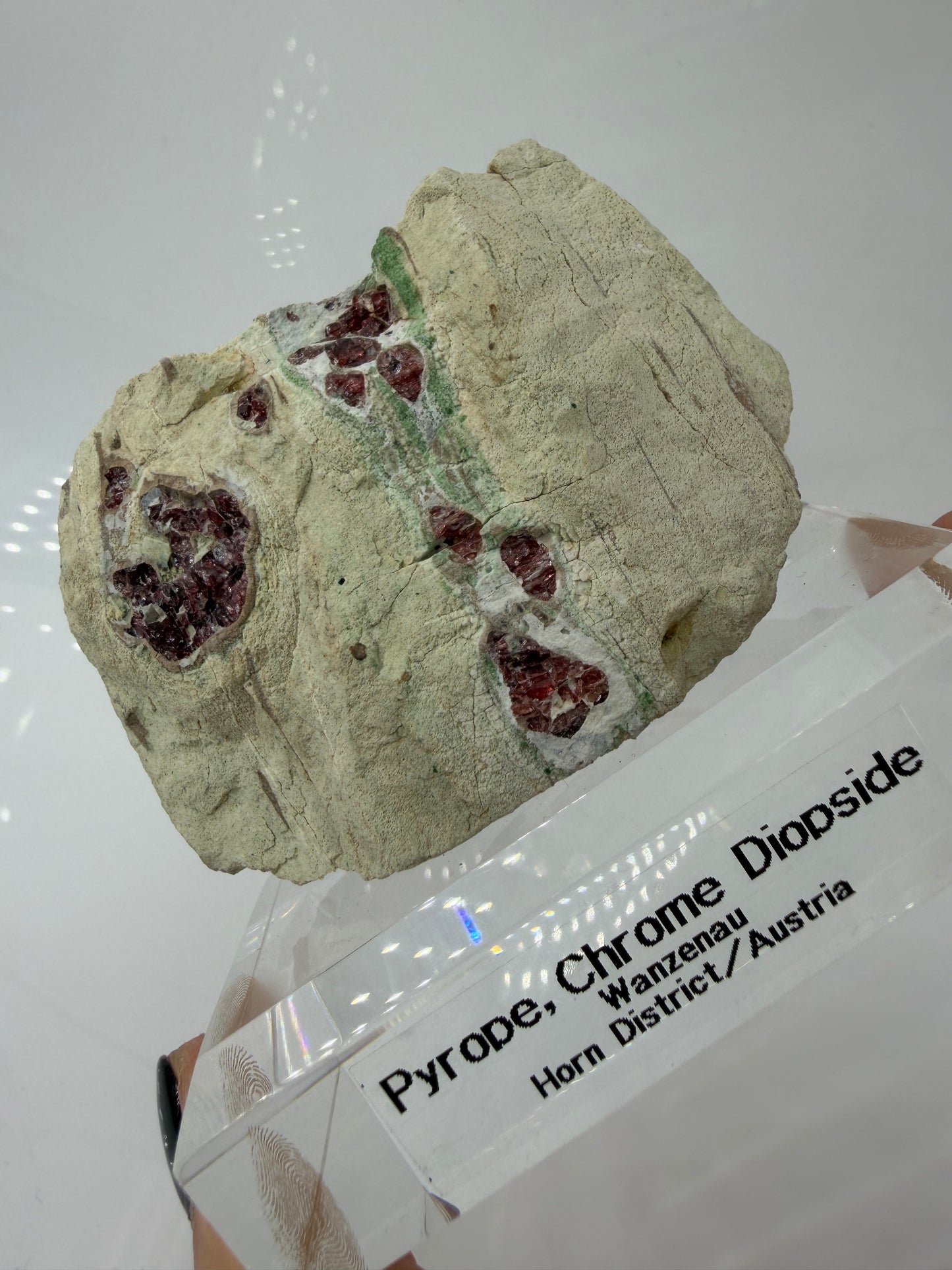 Kontrastreiches Cluster aus rotem Pyrop und grünem Chromdiopsid aus der Wanzenau, Österreich.