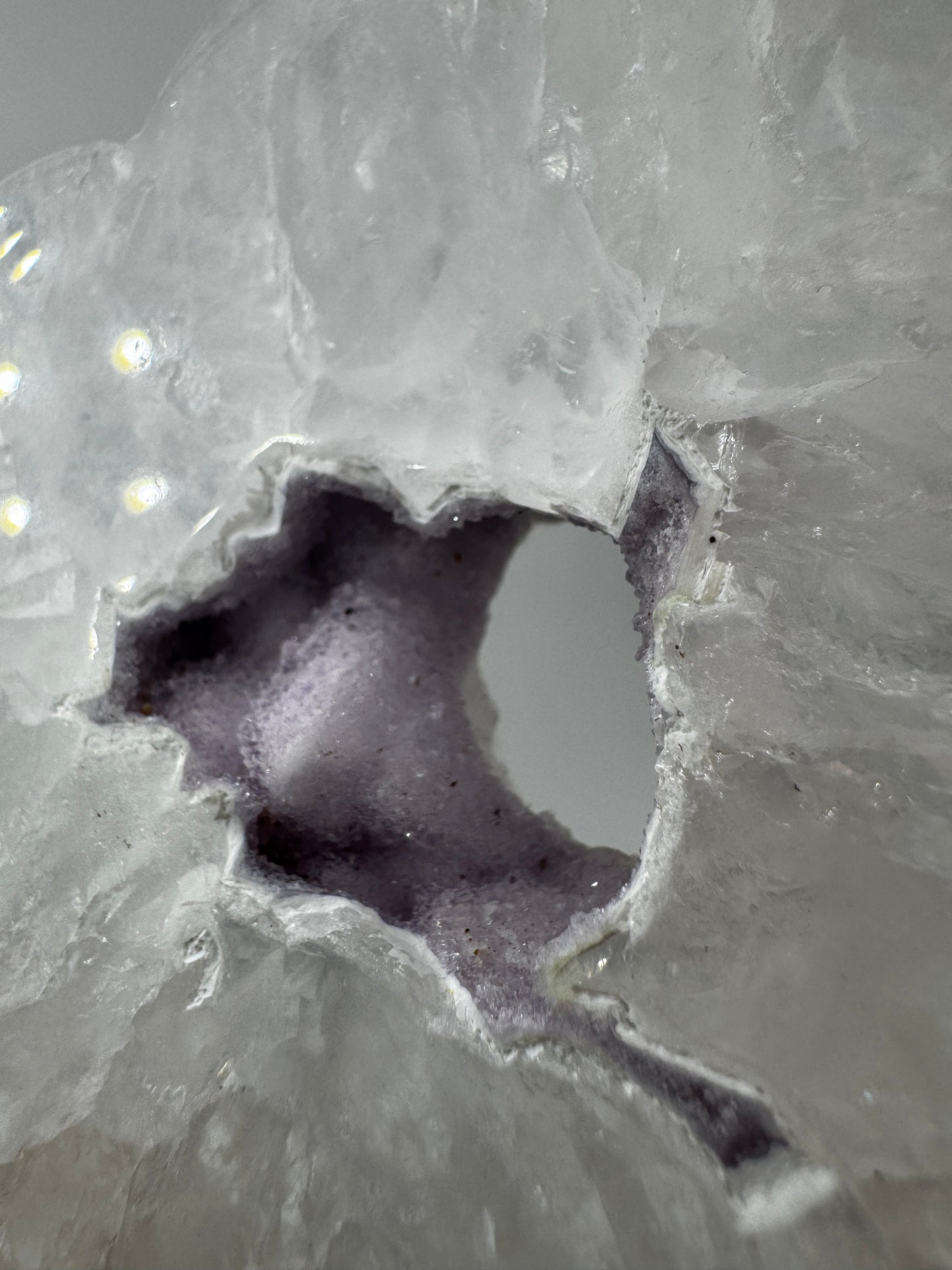 Großformatiges herzförmiges Carving aus milchigem Quarz und gebändertem Achat mit kleiner lila Druse.