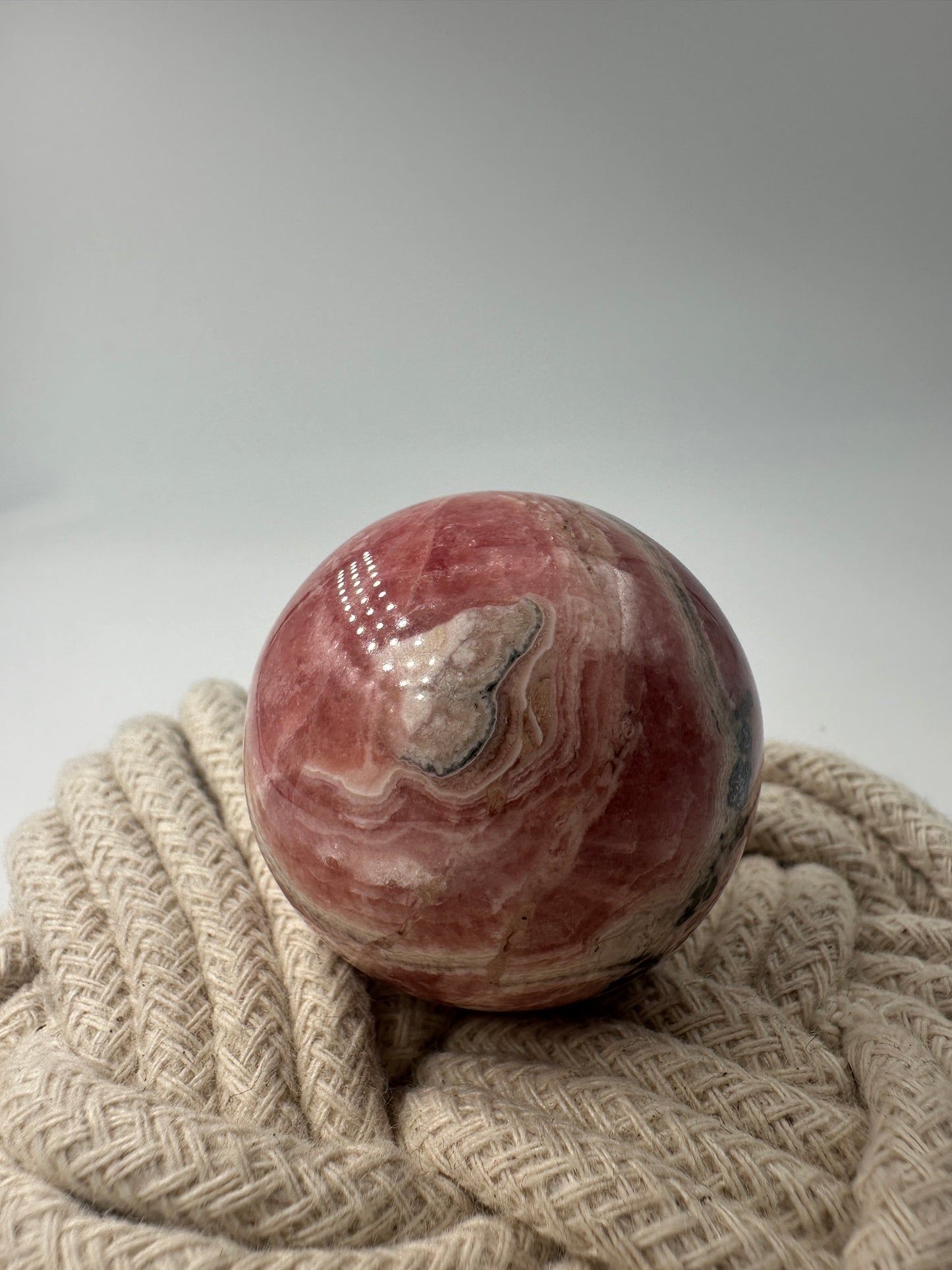 Rhodochrosit Kugel RB120, Ø 4 cm, mit leuchtender konzentrischer Rosarosa-Bänderung