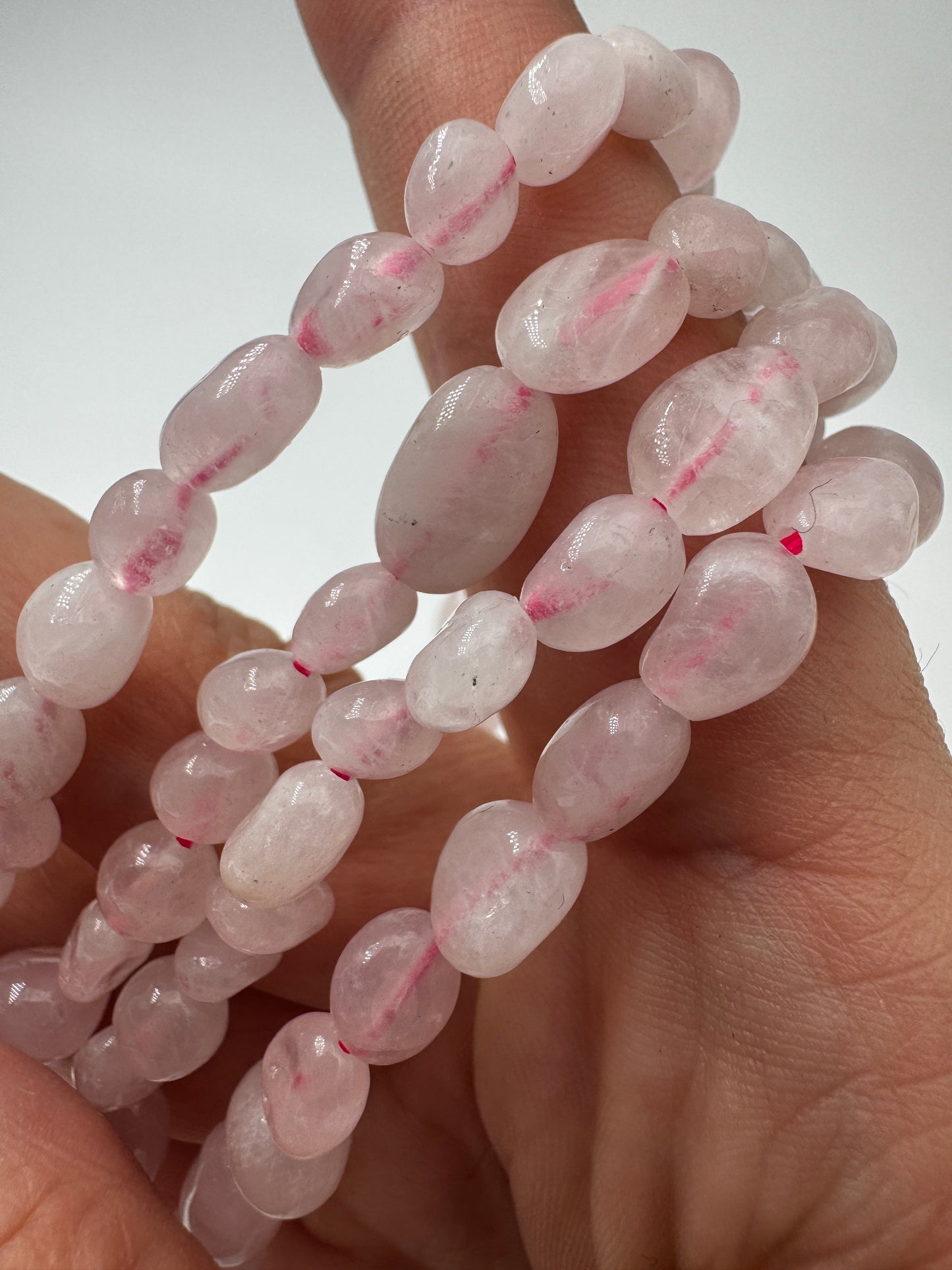 Rosenquarz-Kette mit zartrosa Stein und seidigem Glanz.