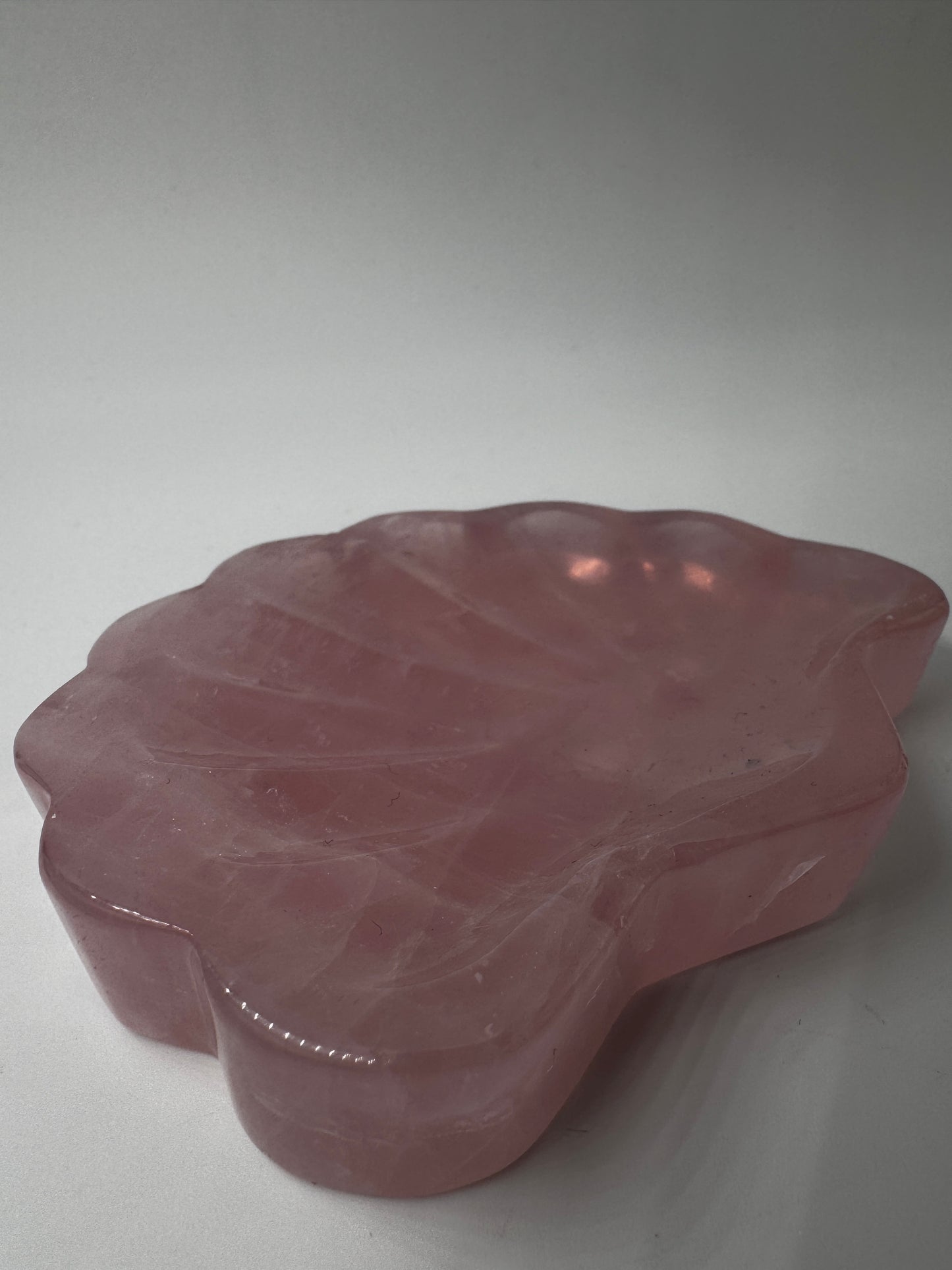 Schale aus Rosenquarz in Muschelform mit zartrosa Farbe und seidigem Glanz, 10 × 8,1 × 1,3 cm.