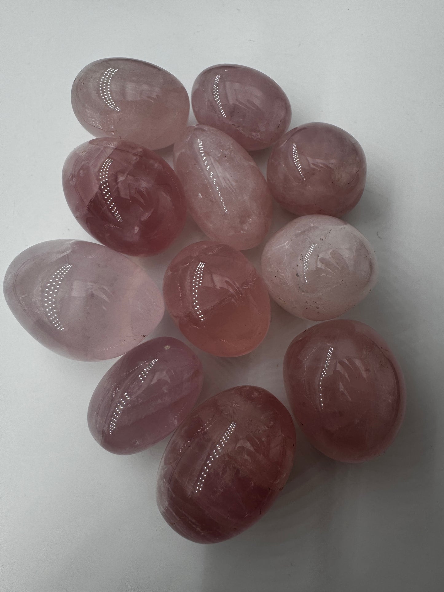 Polierter Rosenquarz-Trommelstein in zartem Rosa – seidig-transluzente Quarzvarietät, intuitiv ausgewählt, für Mineraliensammler und Naturliebhaber.