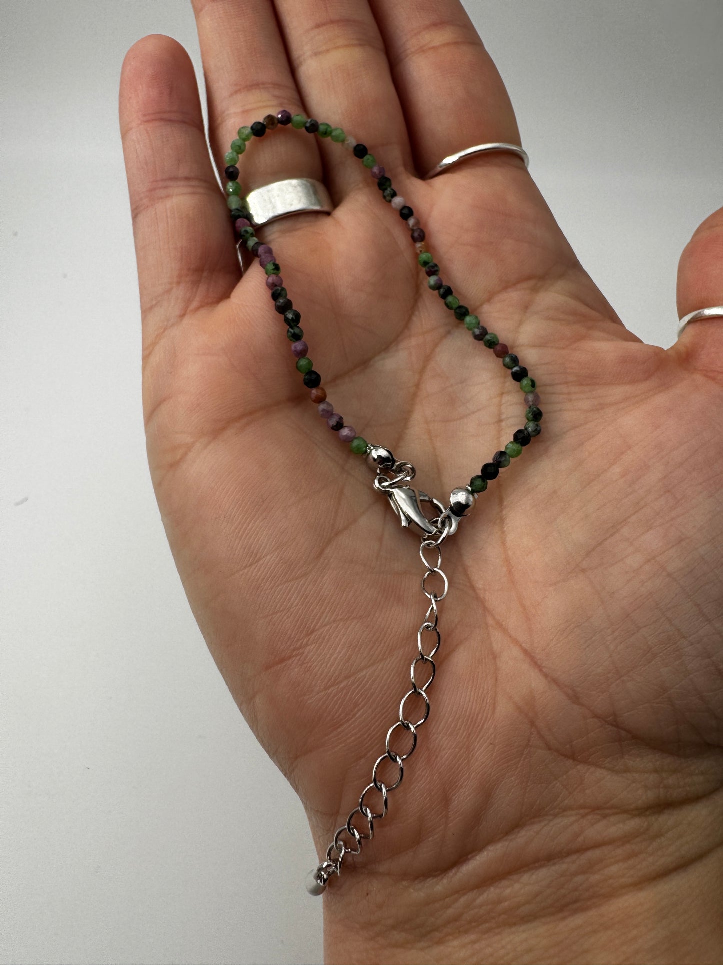 Armband aus Rubin in Zoisit mit Facettperlen – kontrastreiches Rot-Grün-Schwarz-Muster aus Korund, Zoisit und Hornblende.