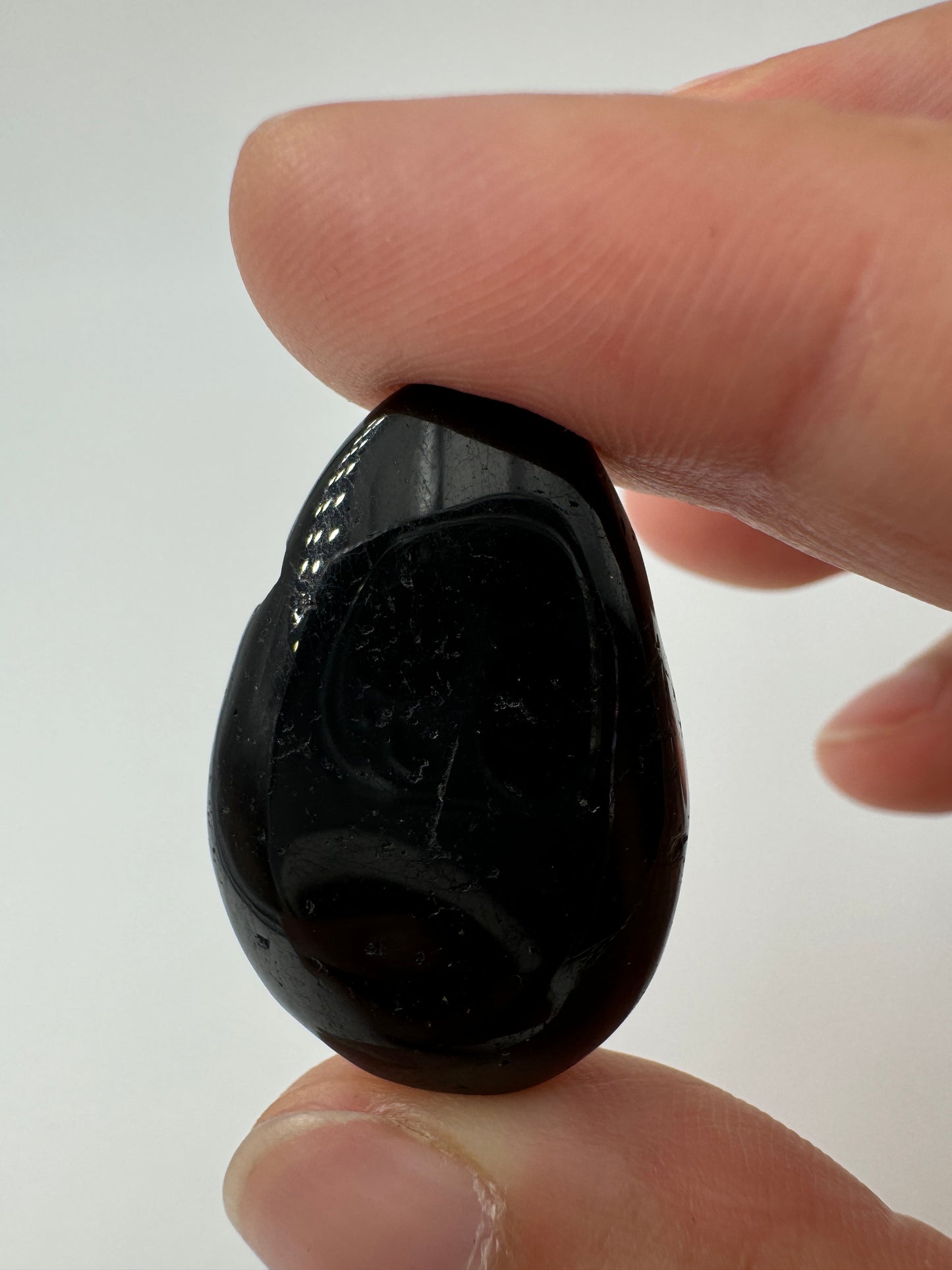 Schörl Anhänger TA10, tropfenförmig, gebohrt, 3,1 × 2,1 cm, tiefschwarzer Turmalin mit Glasglanz