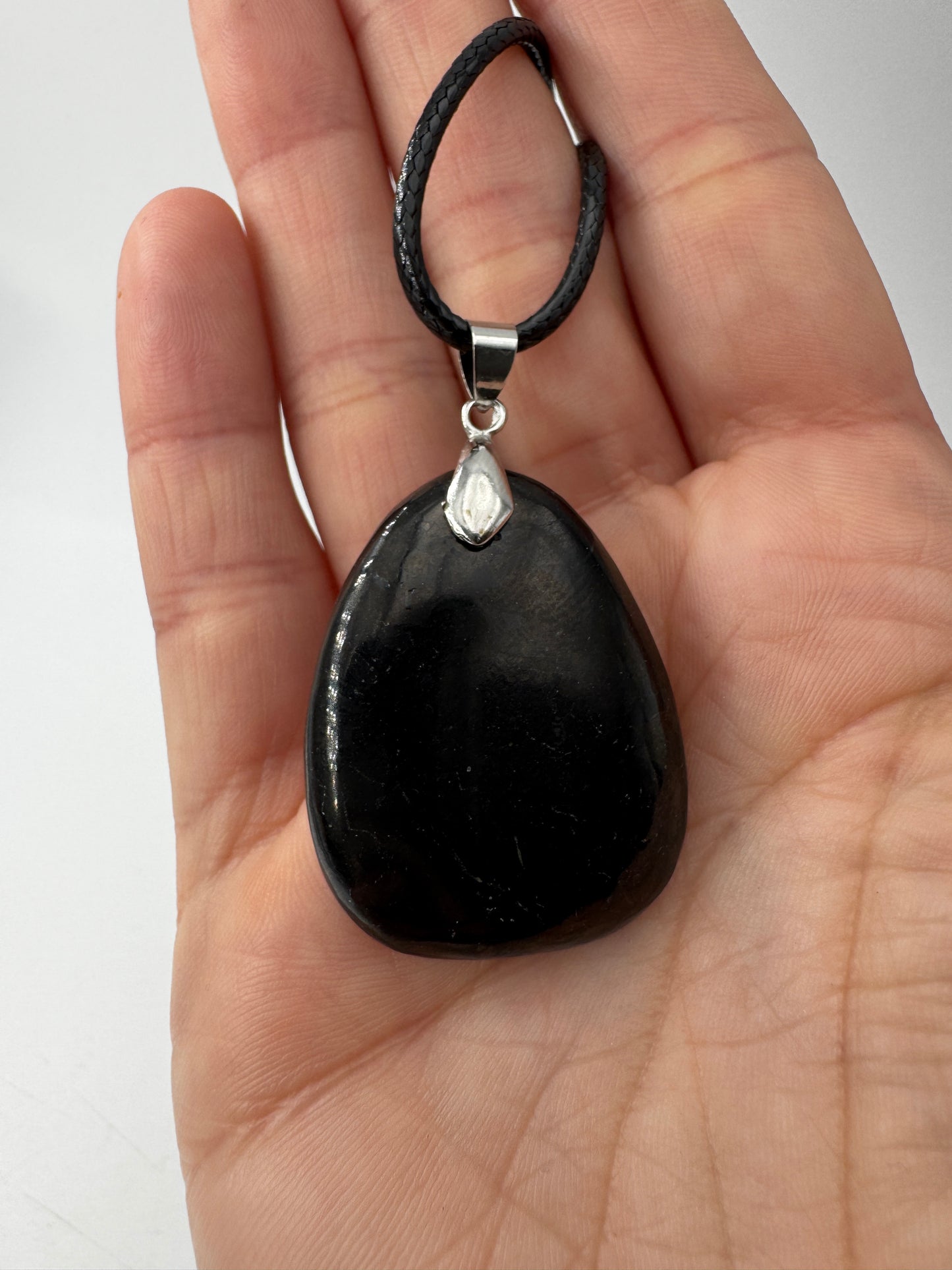 Shungit Anhänger SA10 mit Silberfassung, 3,2–3,6 cm – seltenes kohlenstoffreiches Gestein aus Karelien, tiefes Mattschwarz als Naturschmuck.