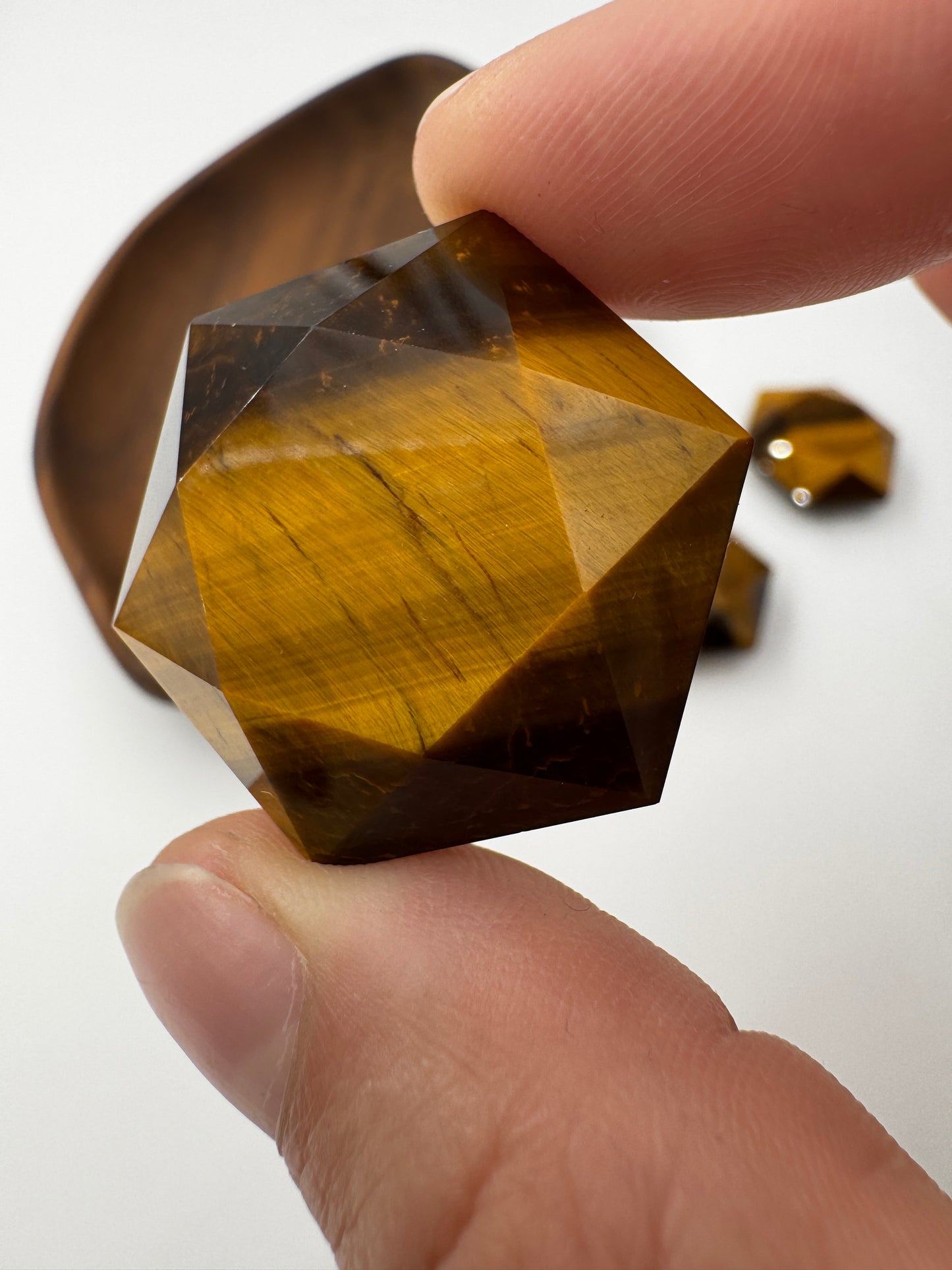 Tigerauge-Feenstein, hexagonal geschliffen, ca. 3,3 cm – goldbraune Fasern mit charakteristischem Chatoyance-Effekt, Einzelstück.