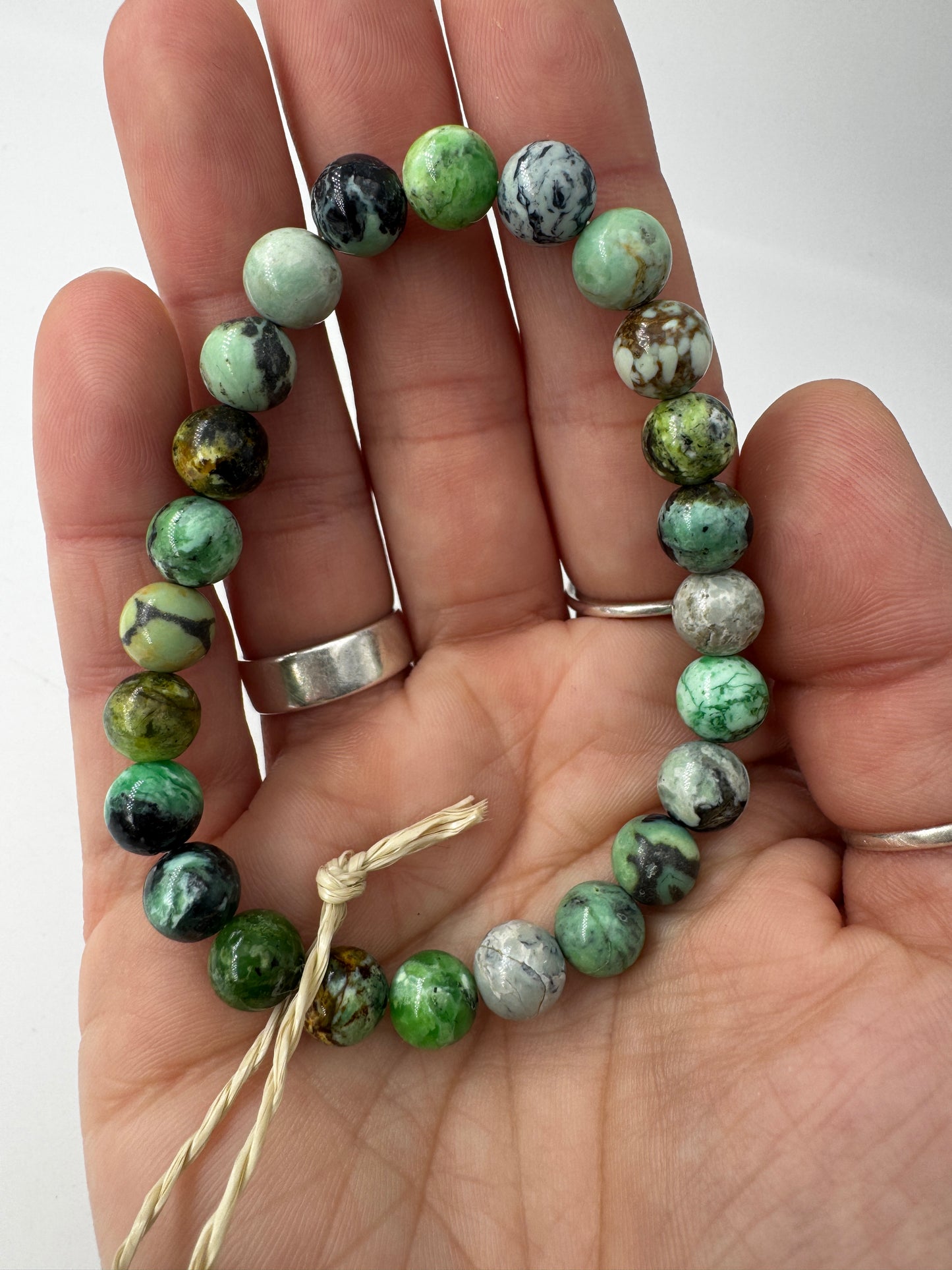 Armband aus echten Variscit-Perlen, apfelgrünes Phosphatmineral, Umfang 19 cm – Naturschmuck für Sammler.