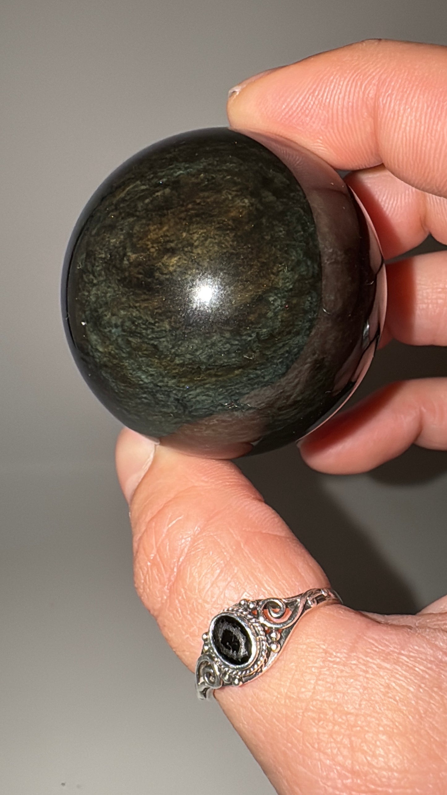 Polierte Kugel aus Velvet Obsidian, Ø 4,3 cm – tiefschwarzes vulkanisches Glas mit samtartigem Schimmer und subtilen Reflexen.