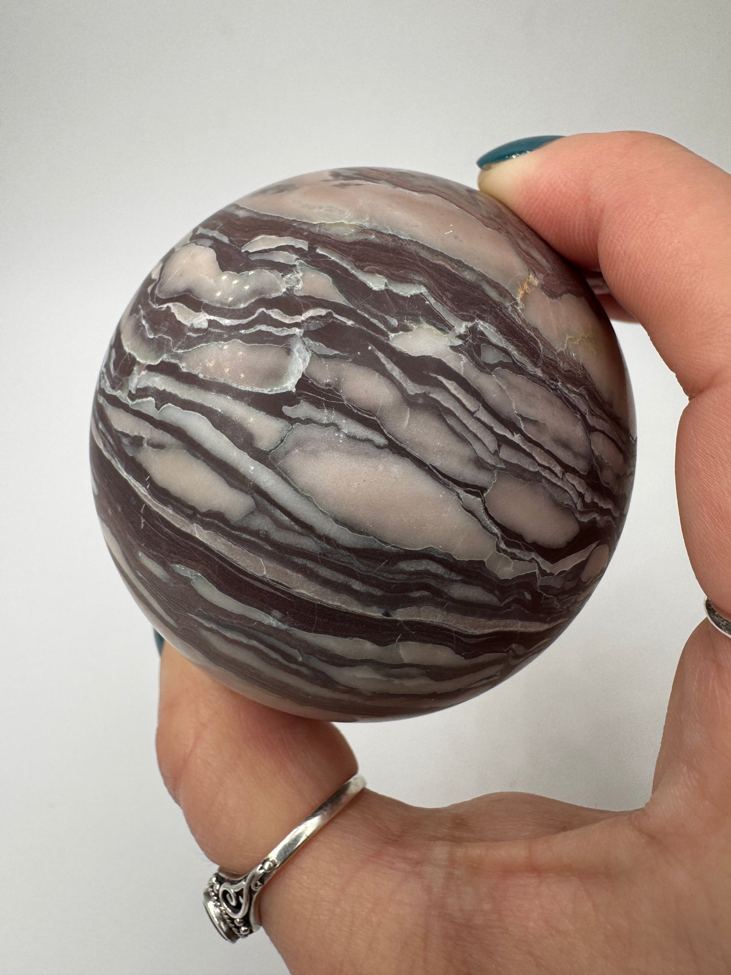 Handpolierte Zebrajaspis-Kugel ZK50 mit klarem Streifenmuster aus hellen und dunklen Sedimentlagen.