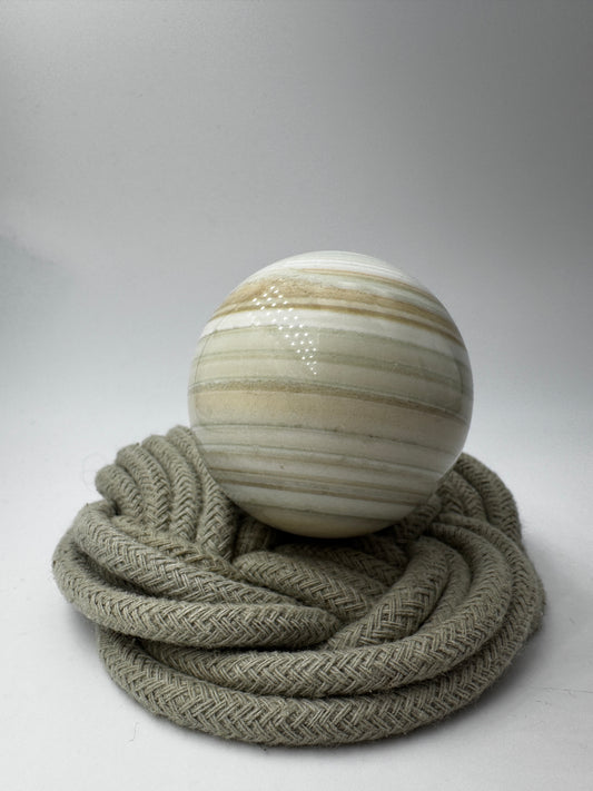 Achat-Kugel AK51, Ø 5 cm – polierte Chalcedon-Sphäre mit charakteristischer konzentrischer Banding-Struktur, geologisches Einzelstück für Mineraliensammler.