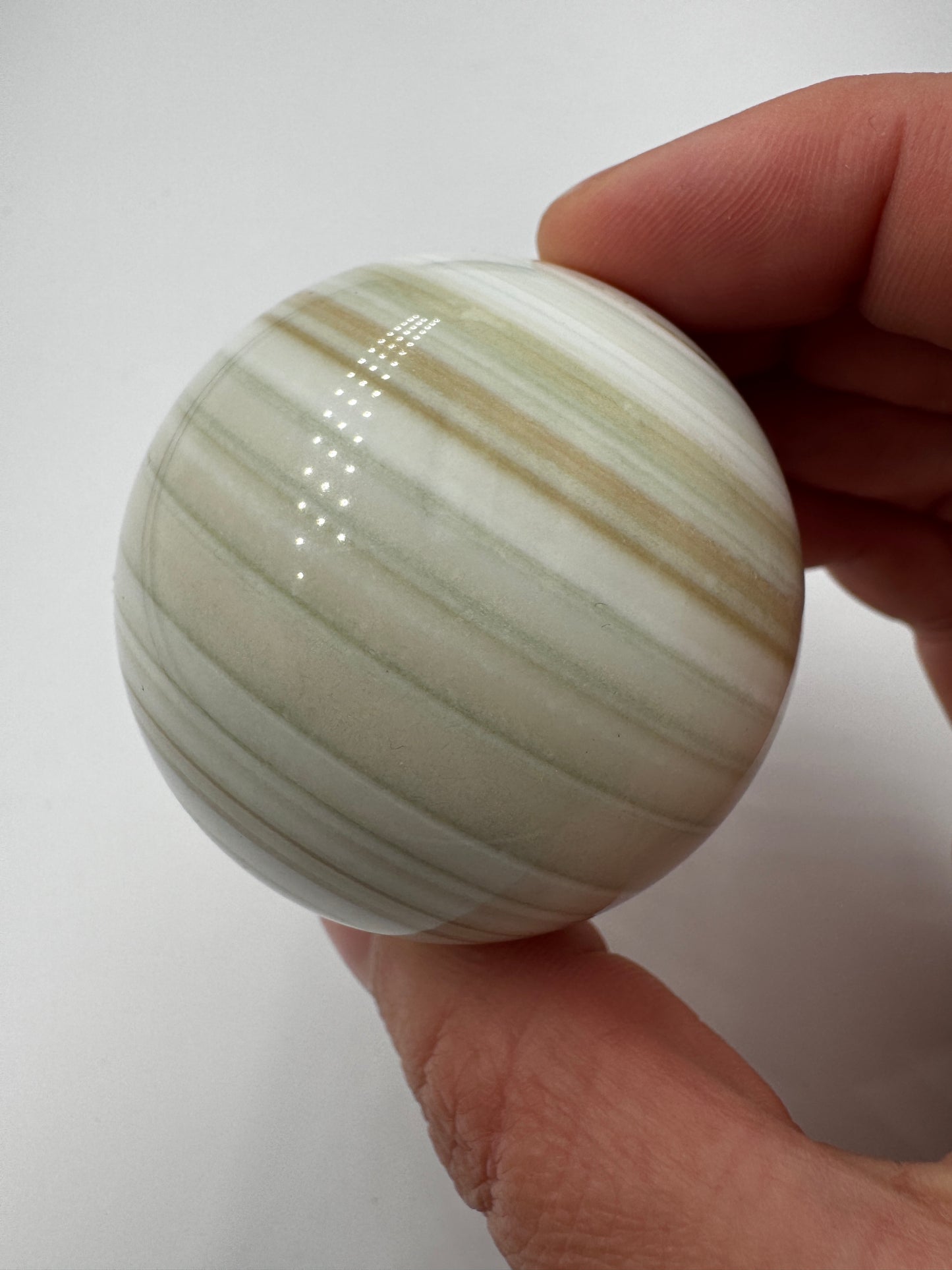 Achat-Kugel AK51, Ø 5 cm – polierte Chalcedon-Sphäre mit charakteristischer konzentrischer Banding-Struktur, geologisches Einzelstück für Mineraliensammler.
