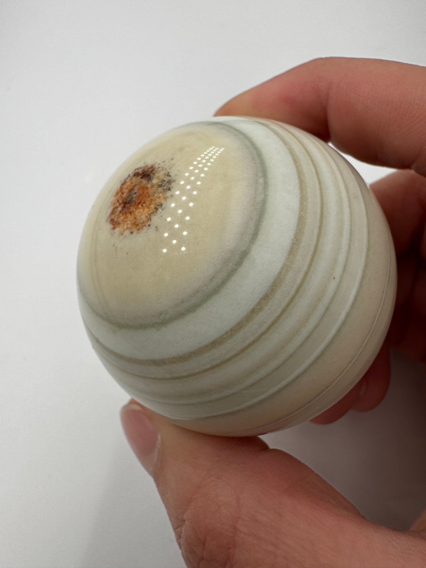 Achat-Kugel AK51, Ø 5 cm – polierte Chalcedon-Sphäre mit charakteristischer konzentrischer Banding-Struktur, geologisches Einzelstück für Mineraliensammler.