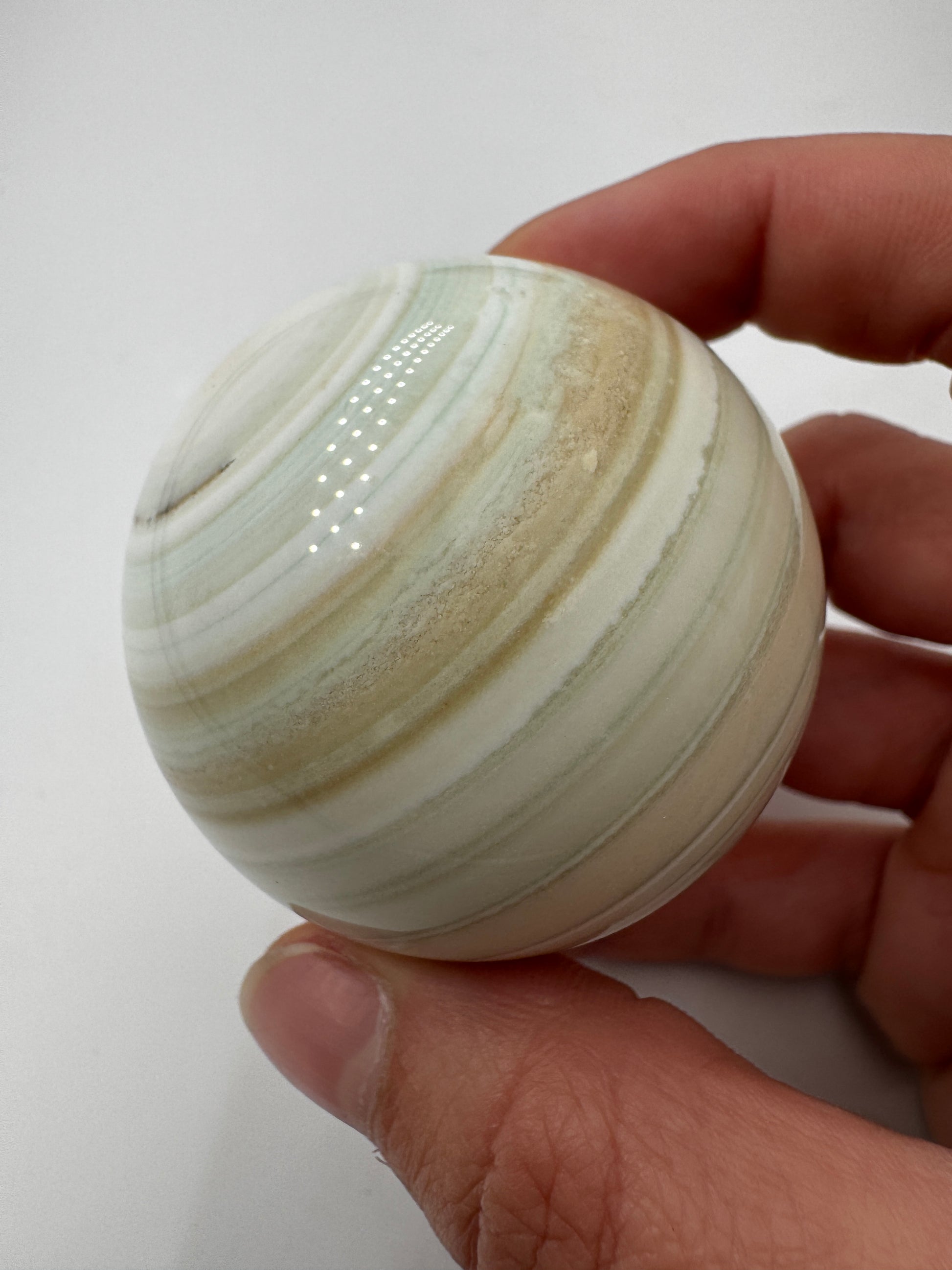 Achat-Kugel AK51, Ø 5 cm – polierte Chalcedon-Sphäre mit charakteristischer konzentrischer Banding-Struktur, geologisches Einzelstück für Mineraliensammler.