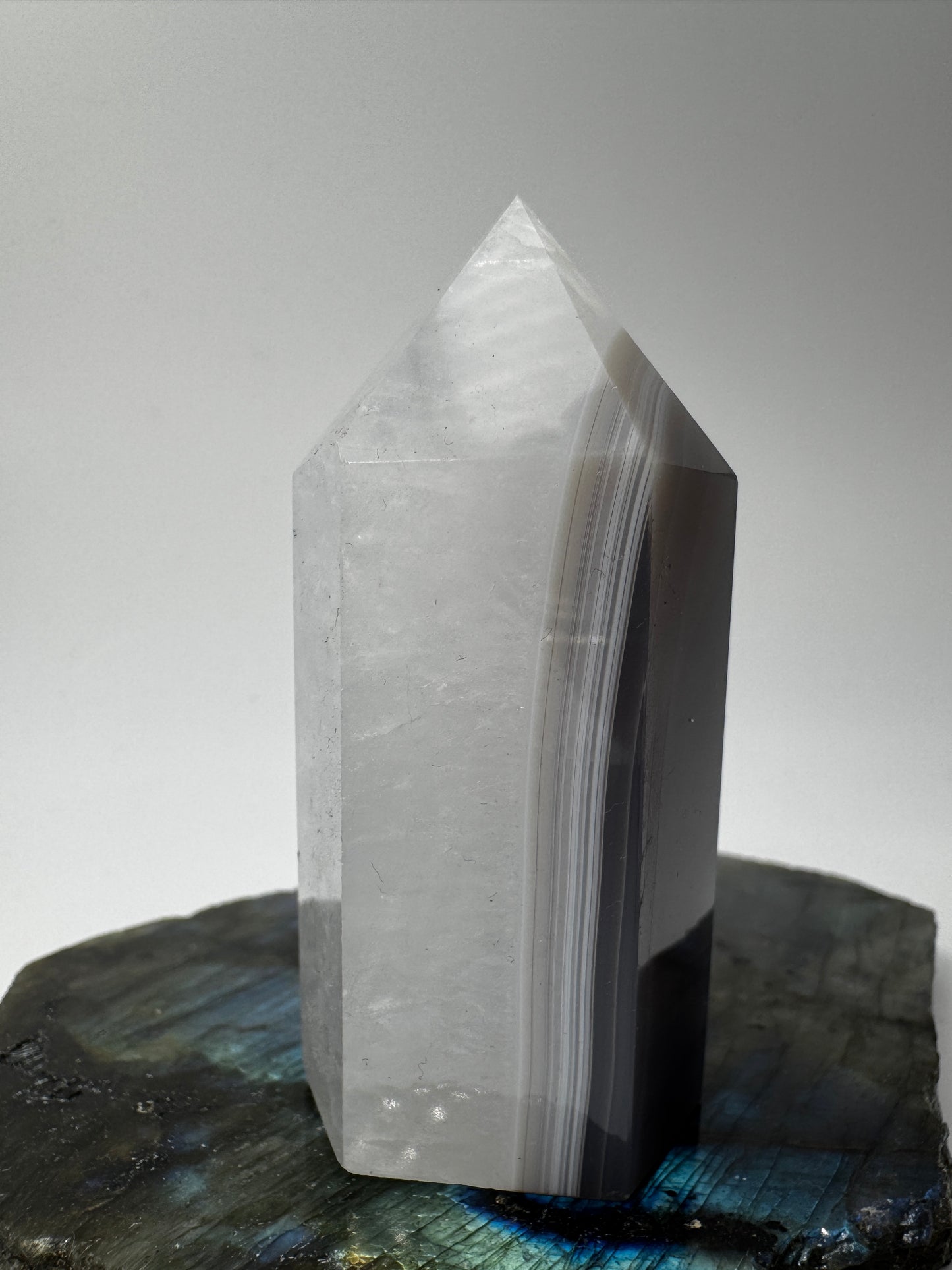 Achat-Spitze AT24, 6,7 cm hoch – kompakte Turmspitze aus Achat und Quarz mit feiner  Banding-Struktur und zarter Transparenz, mineralogisches Sammlerobjekt.