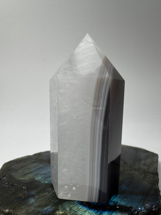 Achat-Spitze AT24, 6,7 cm hoch – kompakte Turmspitze aus Achat und Quarz mit feiner  Banding-Struktur und zarter Transparenz, mineralogisches Sammlerobjekt.