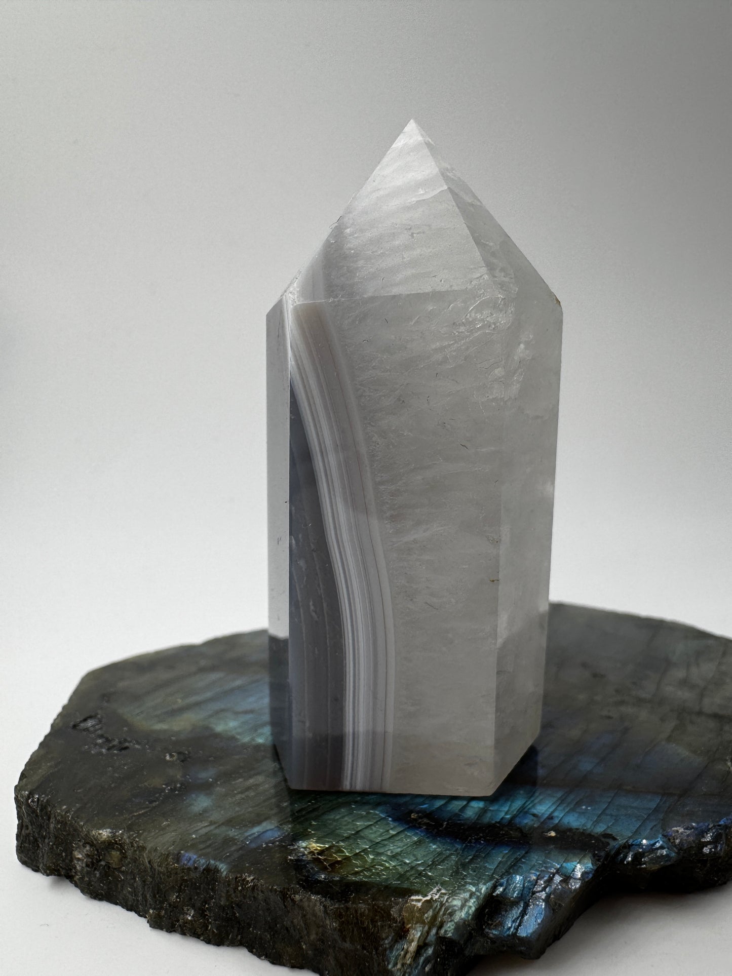 Achat-Spitze AT24, 6,7 cm hoch – kompakte Turmspitze aus Achat und Quarz mit feiner  Banding-Struktur und zarter Transparenz, mineralogisches Sammlerobjekt.