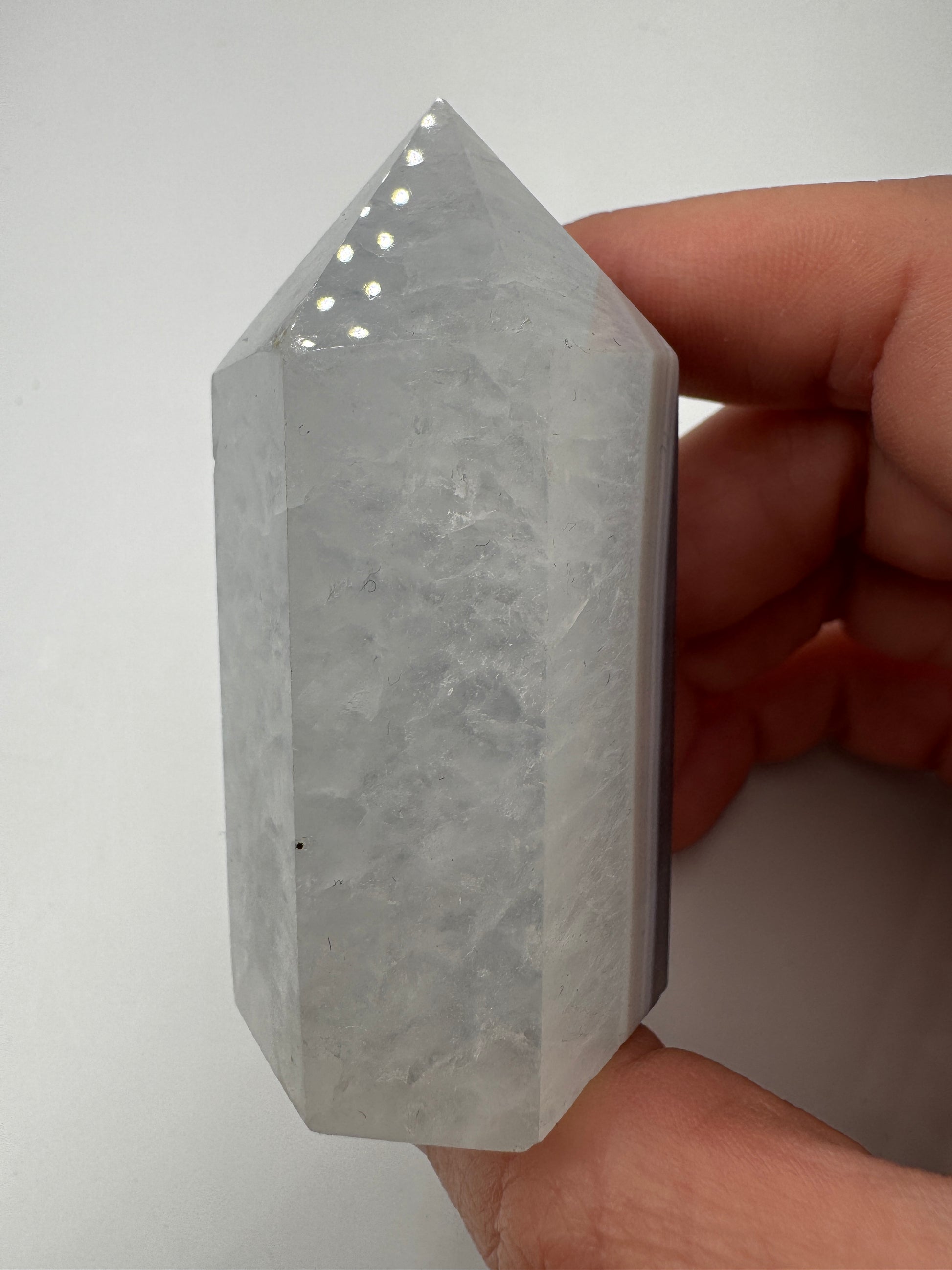 Achat-Spitze AT24, 6,7 cm hoch – kompakte Turmspitze aus Achat und Quarz mit feiner  Banding-Struktur und zarter Transparenz, mineralogisches Sammlerobjekt.