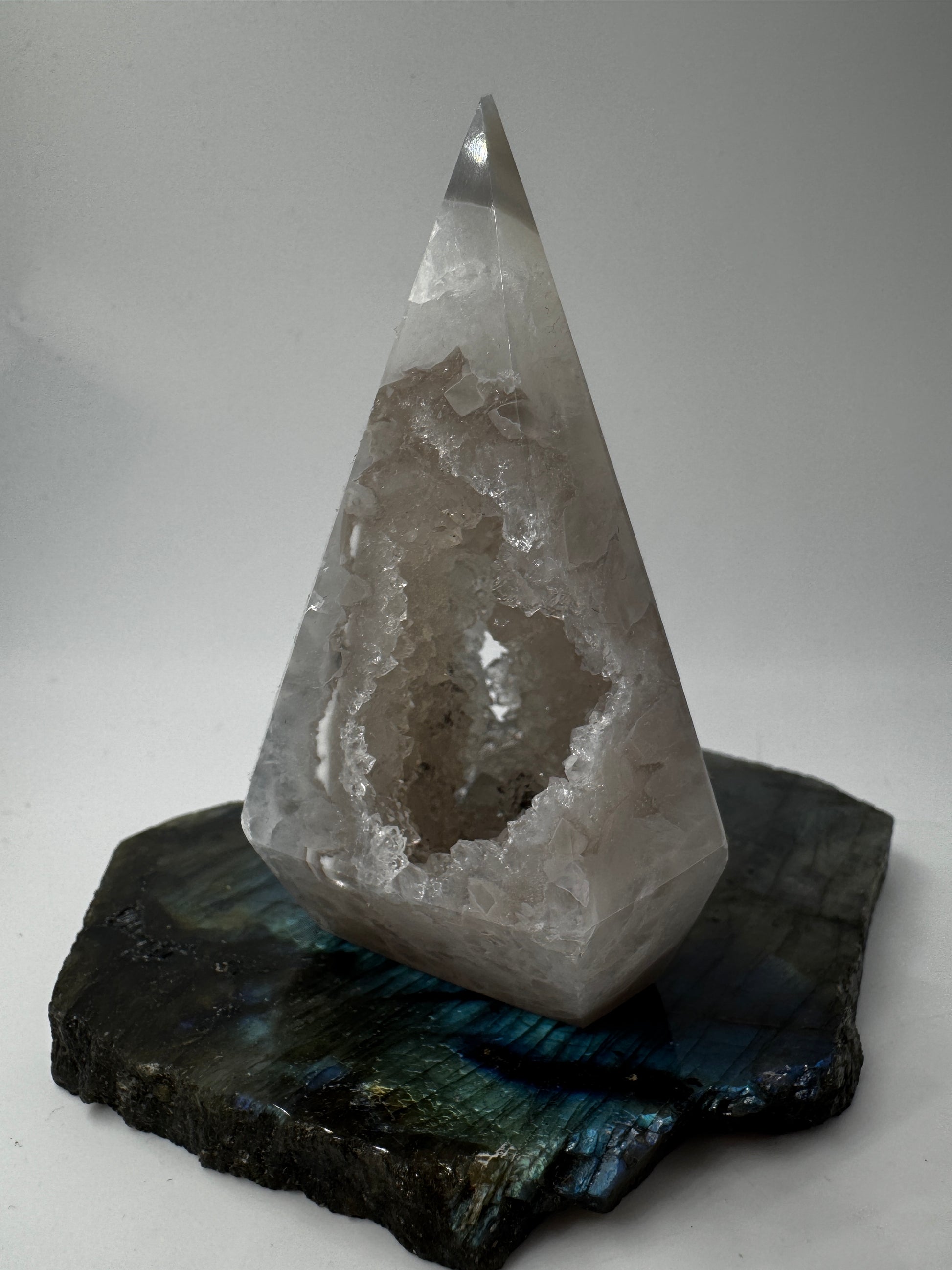 Achat-Spitze mit Druse AS44, 8,1×5,2 cm – polierte Turmspitze aus Achat mit charakteristischer Banding-Struktur und rauer Quarzkristall-Druse, geologisches Unikat.