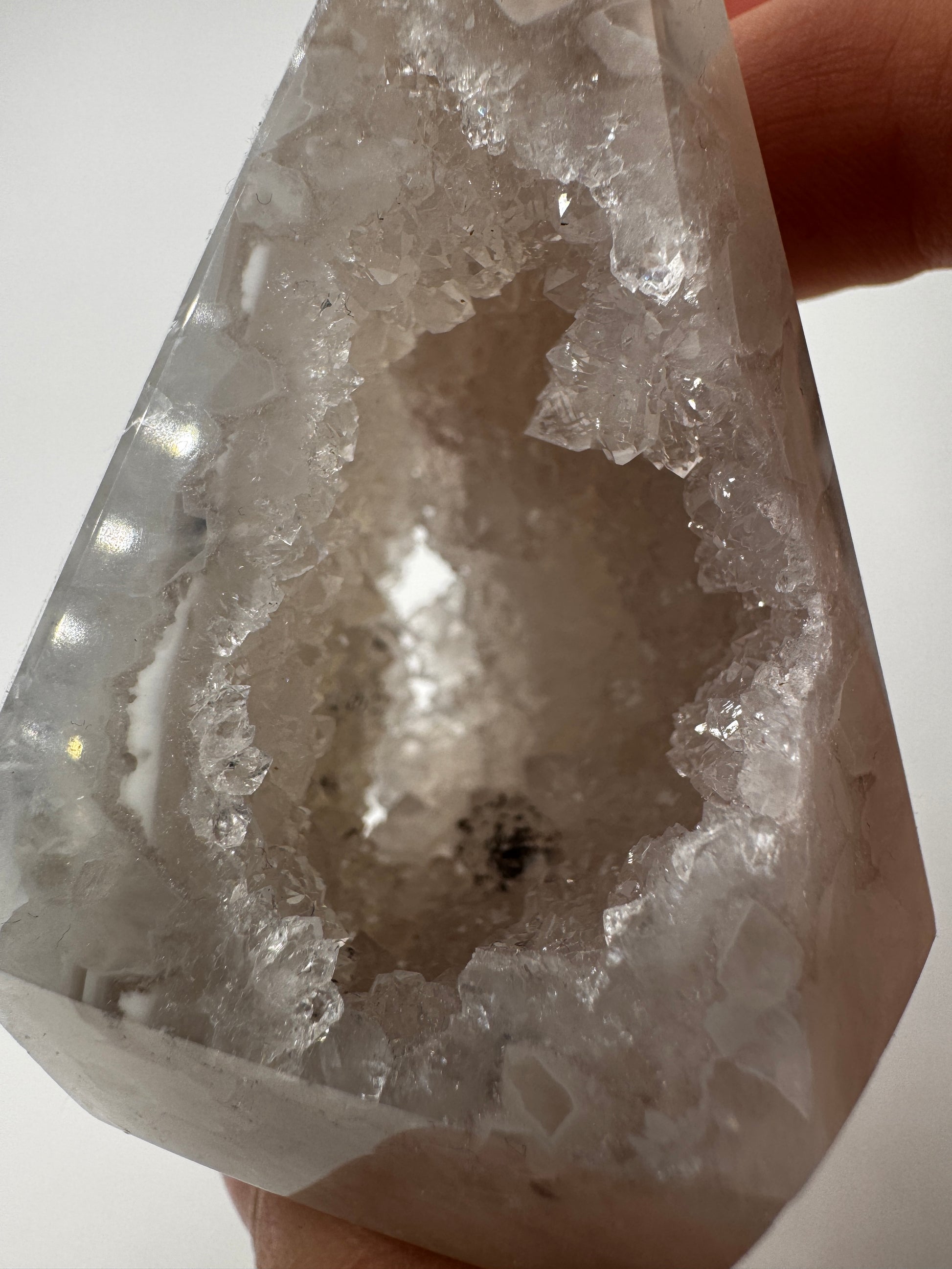 Achat-Spitze mit Druse AS44, 8,1×5,2 cm – polierte Turmspitze aus Achat mit charakteristischer Banding-Struktur und rauer Quarzkristall-Druse, geologisches Unikat.