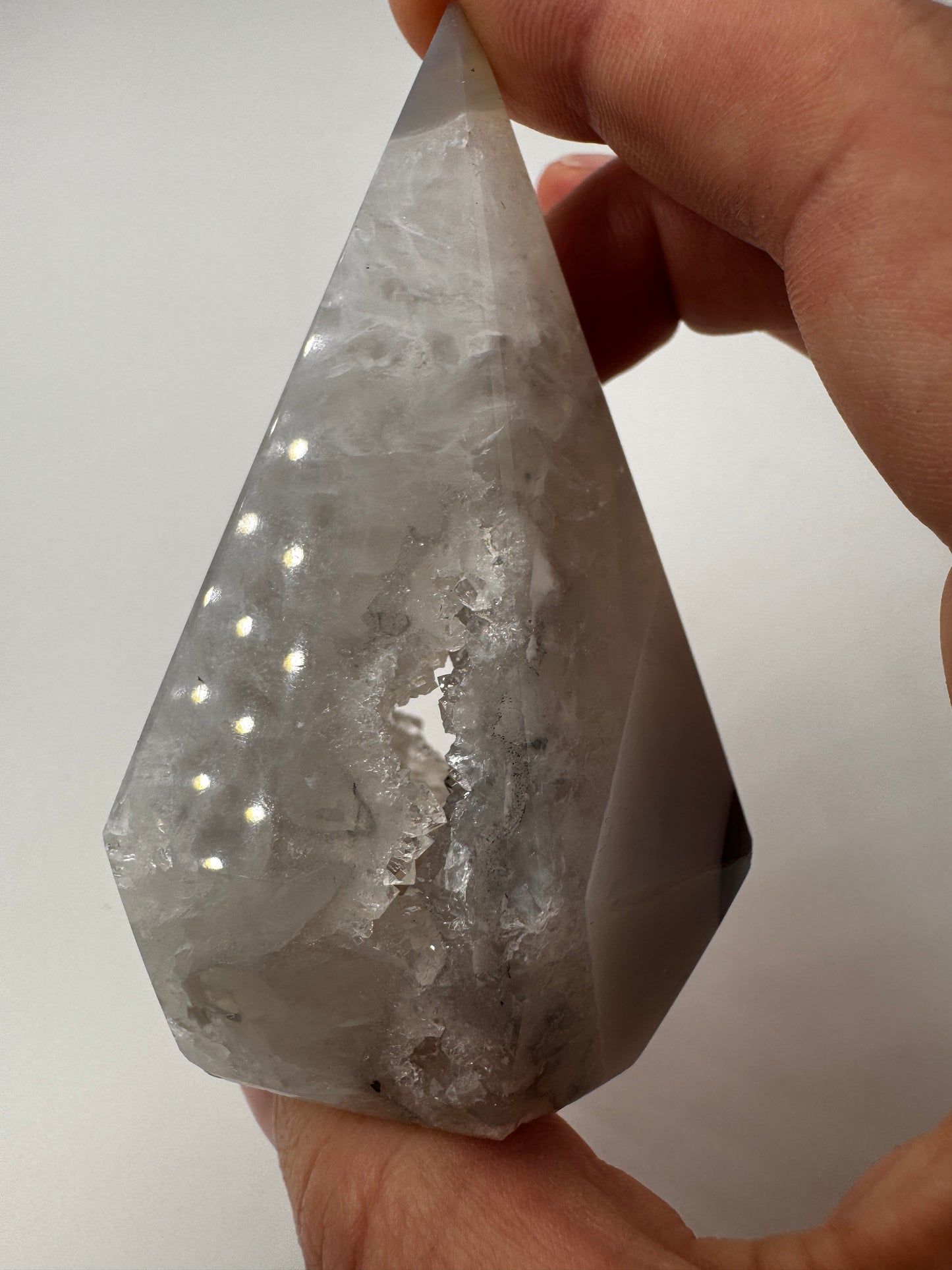 Achat-Spitze mit Druse AS44, 8,1×5,2 cm – polierte Turmspitze aus Achat mit charakteristischer Banding-Struktur und rauer Quarzkristall-Druse, geologisches Unikat.