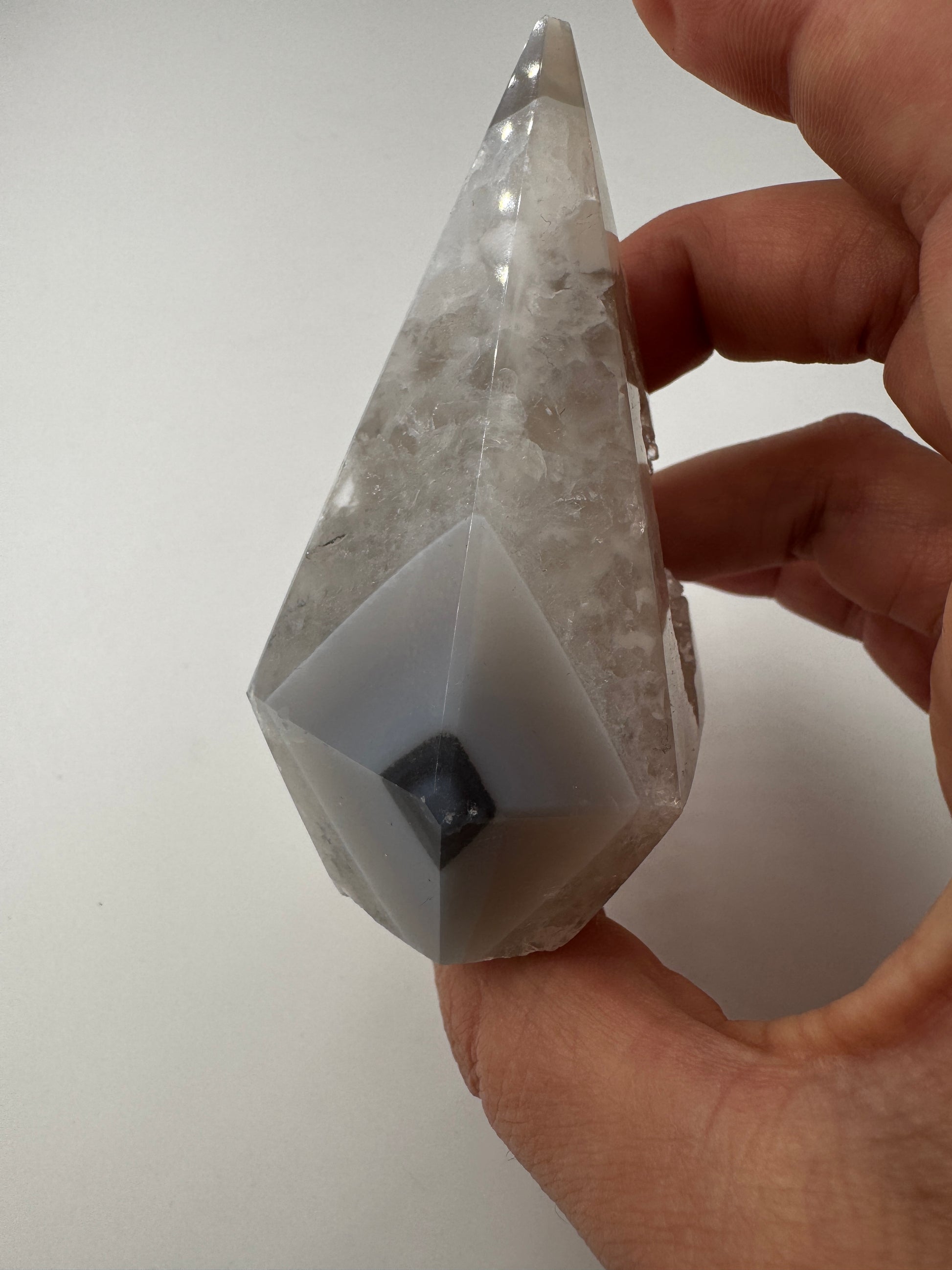 Achat-Spitze mit Druse AS44, 8,1×5,2 cm – polierte Turmspitze aus Achat mit charakteristischer Banding-Struktur und rauer Quarzkristall-Druse, geologisches Unikat.