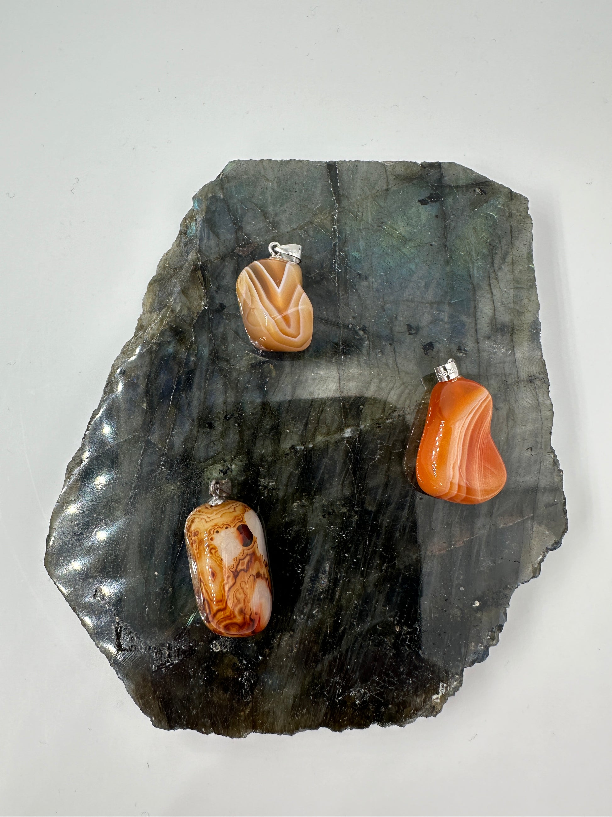 Achat Anhänger mit Silberöse, ca. 2 cm, mit charakteristischer konzentrischer Chalcedon-Bänderung