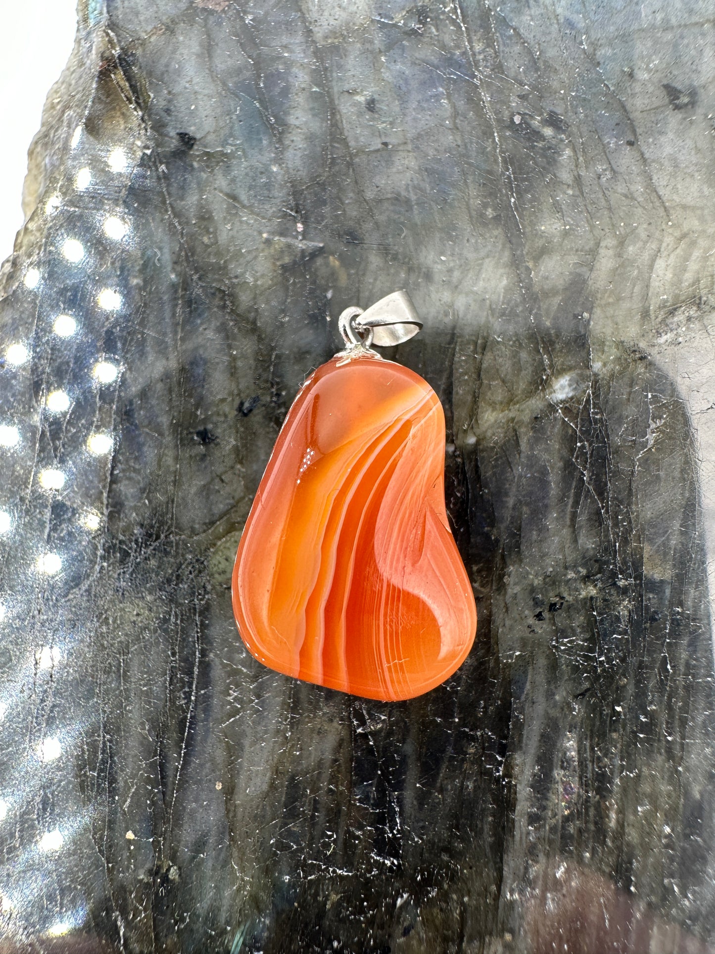 Achat Anhänger mit Silberöse, ca. 2 cm, mit charakteristischer konzentrischer Chalcedon-Bänderung
