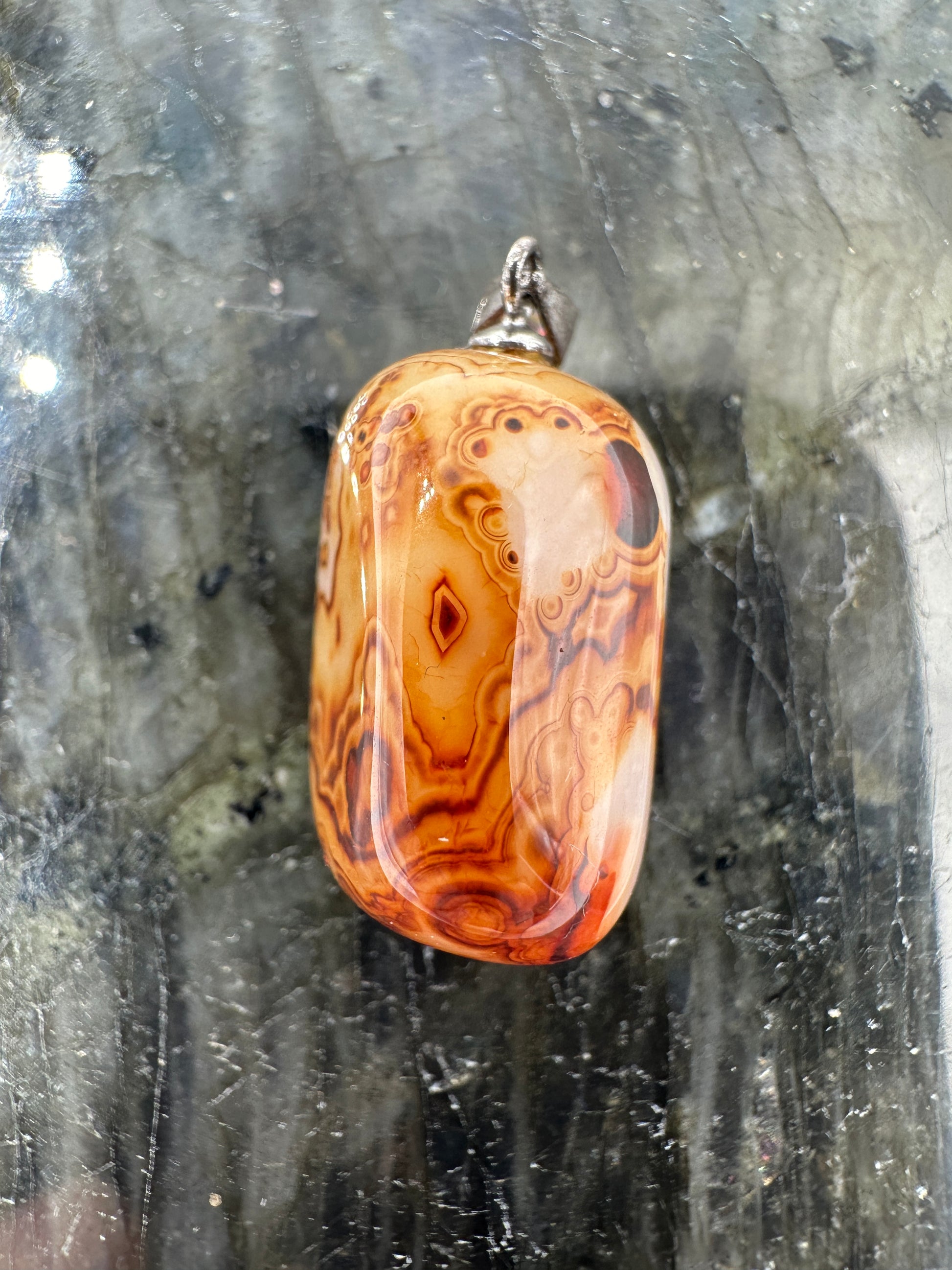 Achat Anhänger mit Silberöse, ca. 2 cm, mit charakteristischer konzentrischer Chalcedon-Bänderung