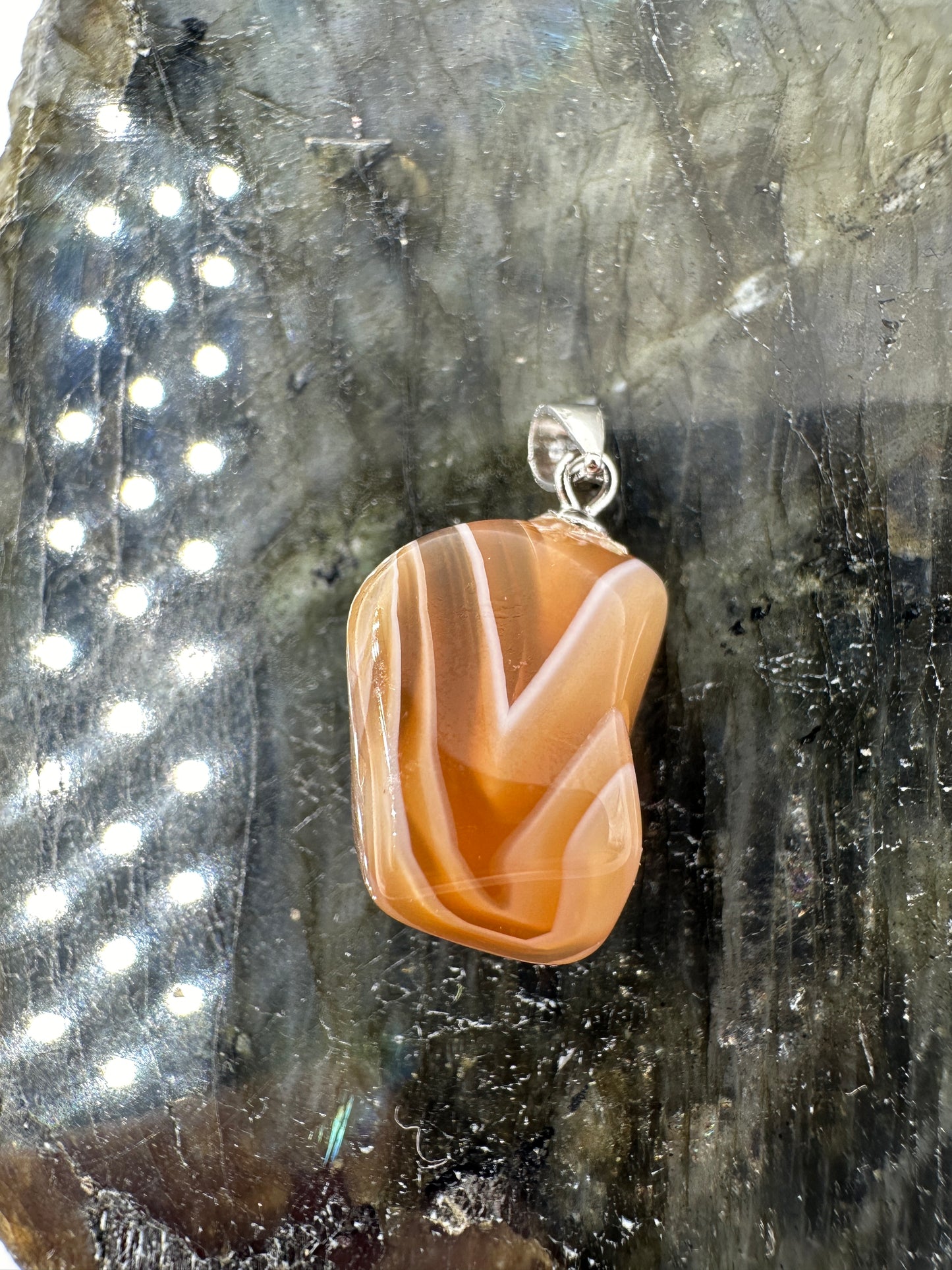 Achat Anhänger mit Silberöse, ca. 2 cm, mit charakteristischer konzentrischer Chalcedon-Bänderung