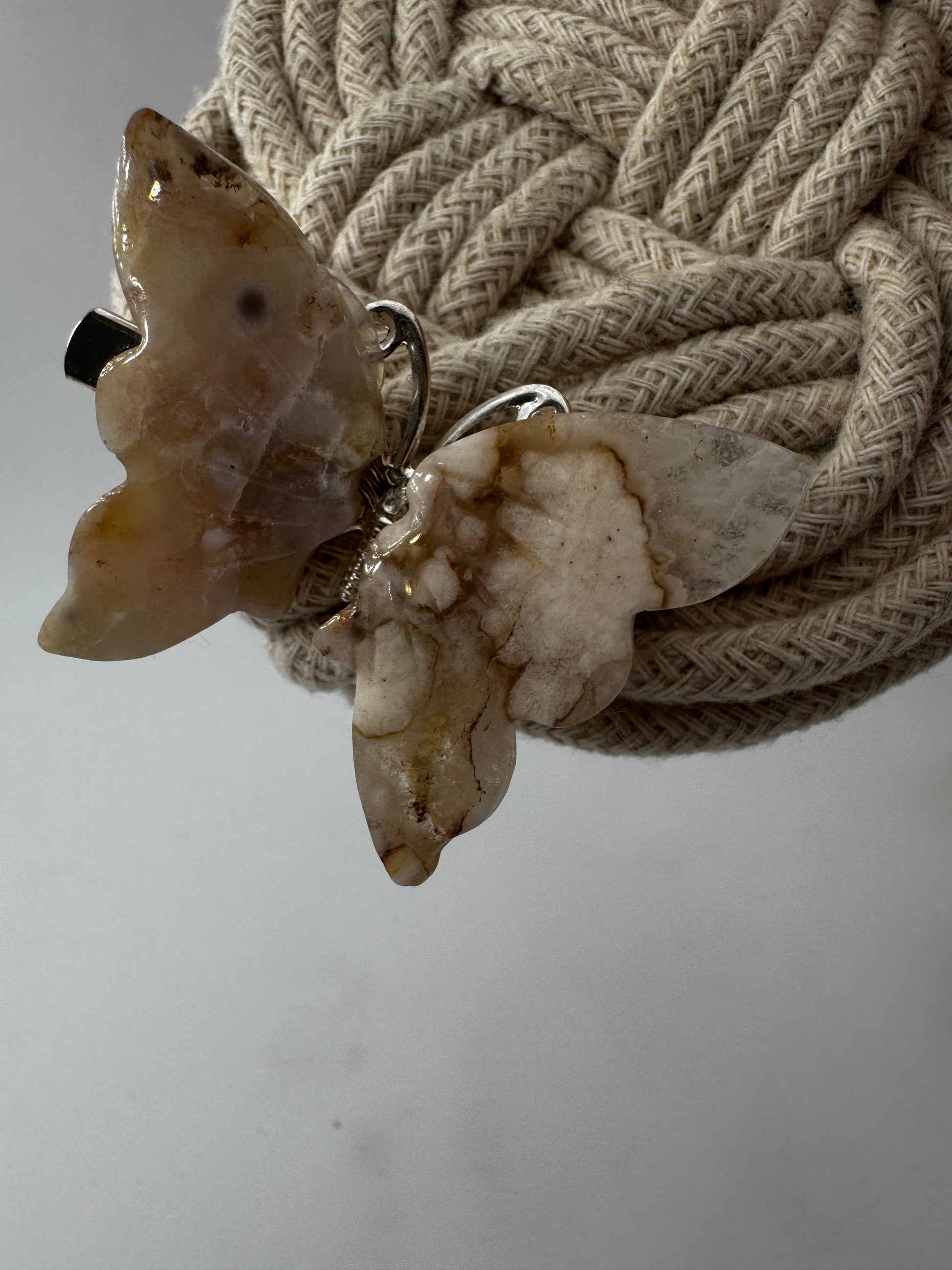 Dekorative Haarspangen in Schmetterlingsform mit Flügeln aus Achat.