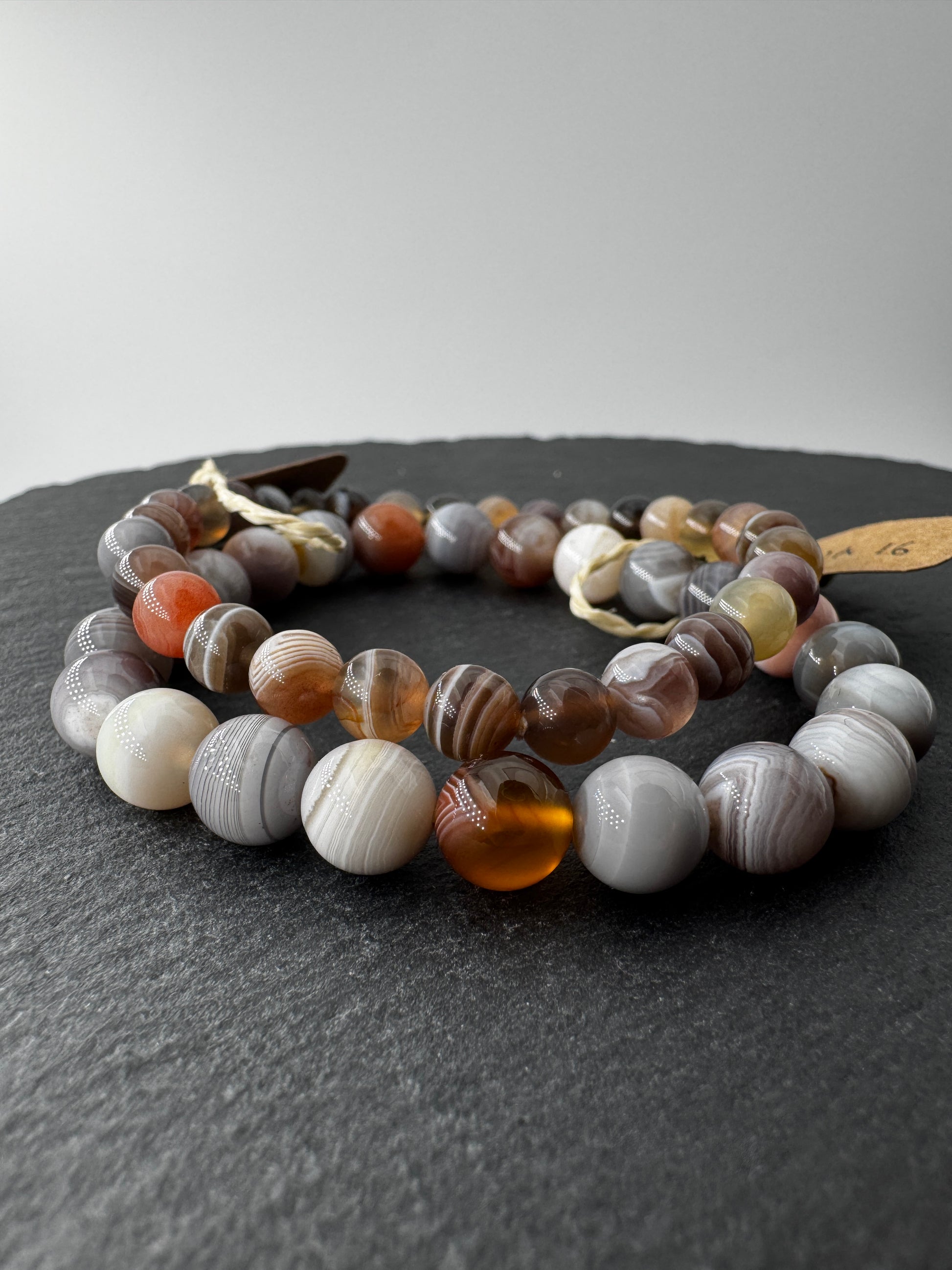Achat Kugelarmband, mikrokristalliner Quarz mit charakteristischer Banding-Struktur
