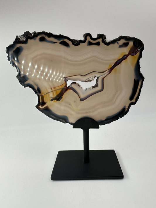 Achat Scheibe AS59, 16×15 cm, auf Ständer 18 cm hoch, mit konzentrischer Chalcedon-Bänderung im Querschnitt