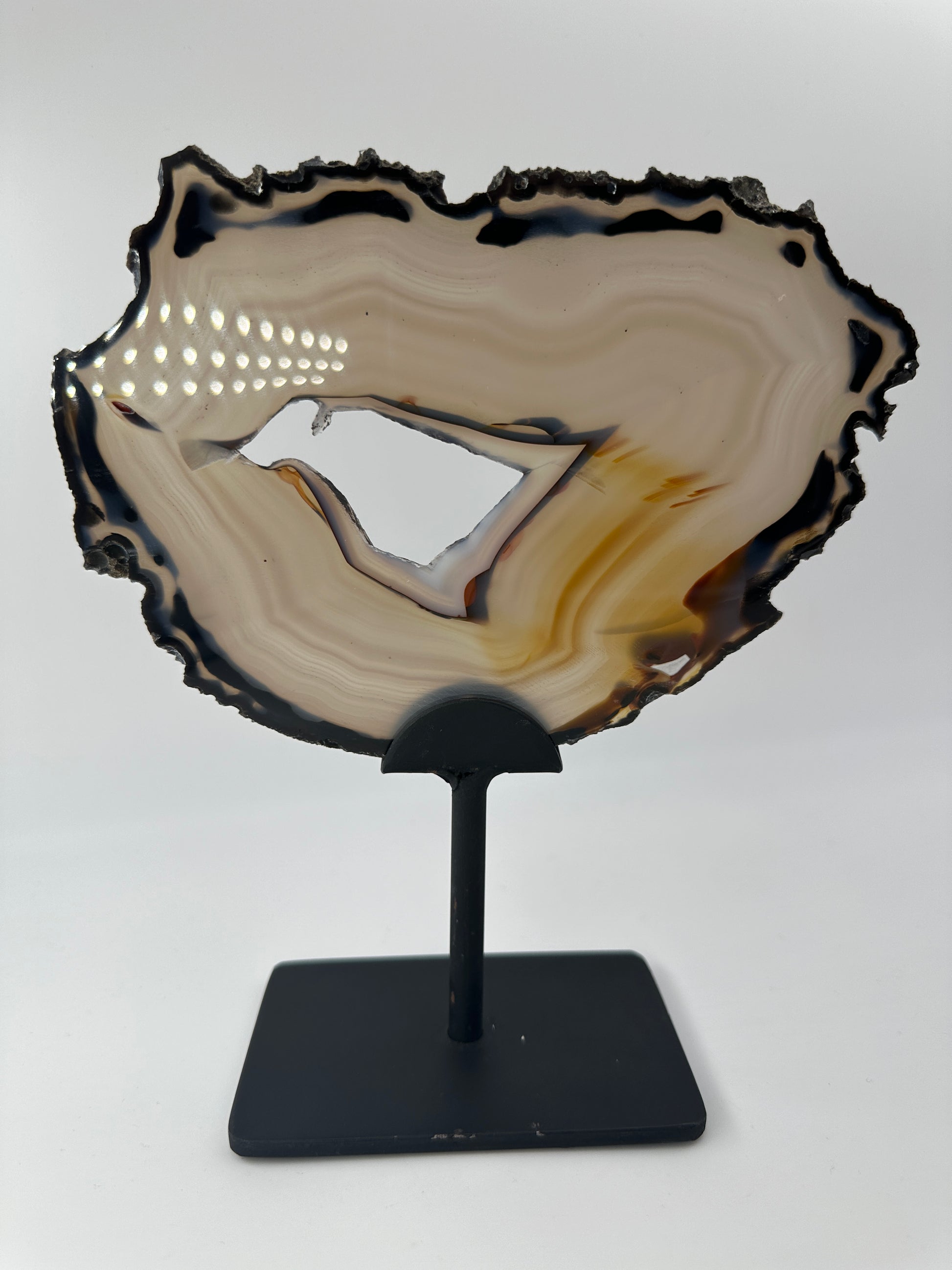 Achat Scheibe AS62, 17×12 cm, auf Ständer 20 cm hoch, mit konzentrischer Chalcedon-Bänderung im Querschnitt