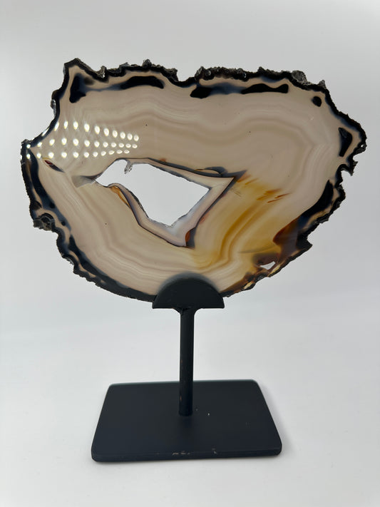 Achat Scheibe AS62, 17×12 cm, auf Ständer 20 cm hoch, mit konzentrischer Chalcedon-Bänderung im Querschnitt