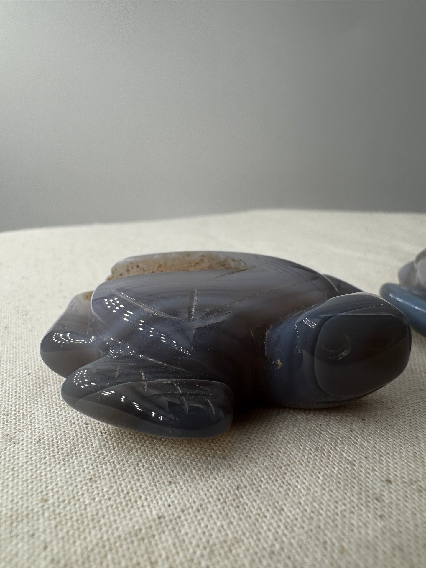 Handgeschliffene Schildkröte aus Achat mit charakteristischer Bänderung.