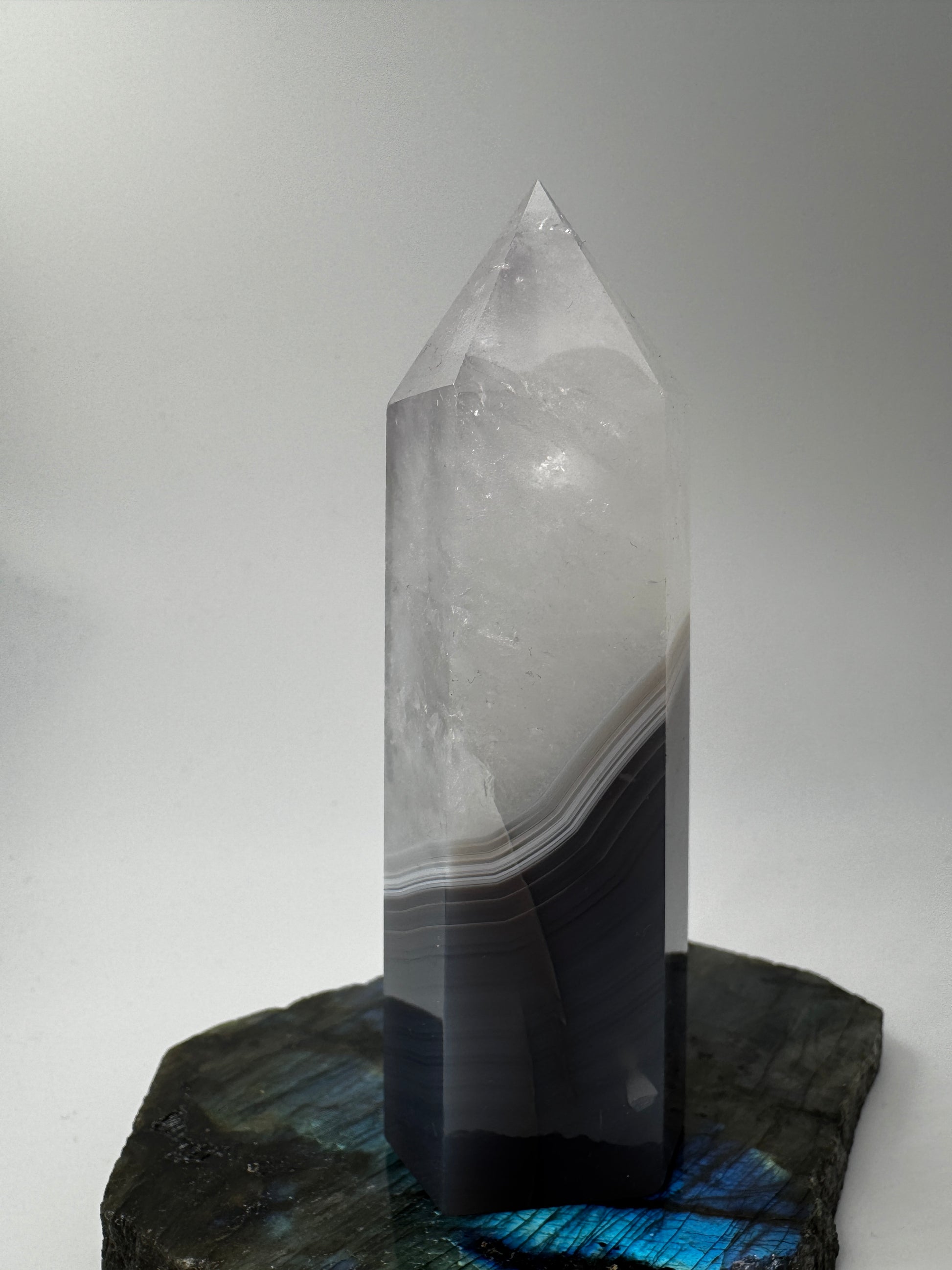 Achat-Spitze AT38, 10,5 cm hoch – polierte Turmspitze aus Achat und Quarz mit konzentrischer Banding-Struktur, mineralogisches Unikat als Sammlerobjekt.