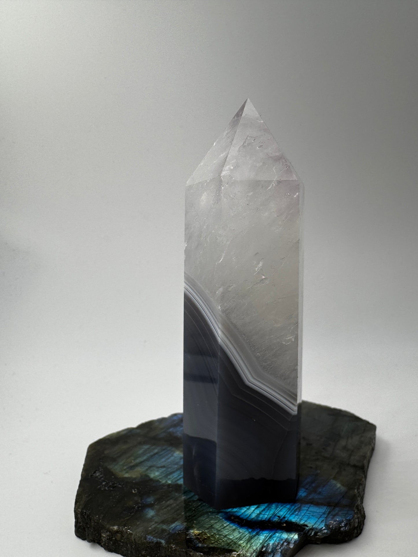 Achat-Spitze AT38, 10,5 cm hoch – polierte Turmspitze aus Achat und Quarz mit konzentrischer Banding-Struktur, mineralogisches Unikat als Sammlerobjekt.