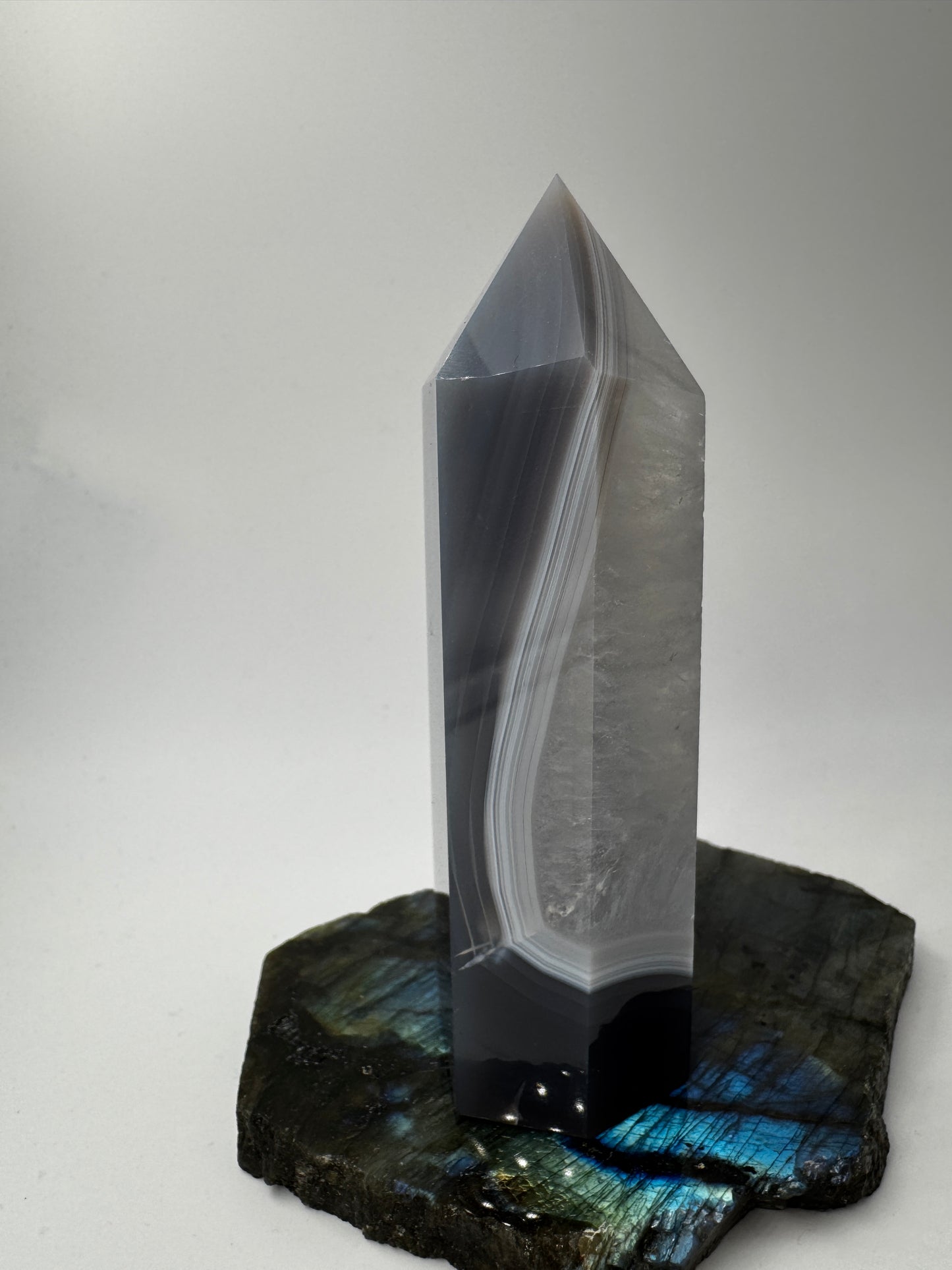 Achat-Spitze AT44, 10,8 cm hoch – polierte Turmspitze aus Achat und Quarz mit charakteristischer Banding-Struktur, elegantes Mineralien-Displaystück.