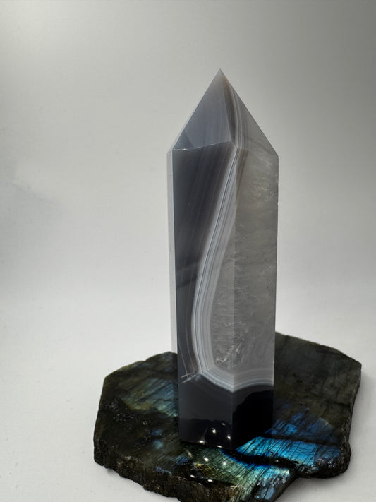 Achat-Spitze AT44, 10,8 cm hoch – polierte Turmspitze aus Achat und Quarz mit charakteristischer Banding-Struktur, elegantes Mineralien-Displaystück.