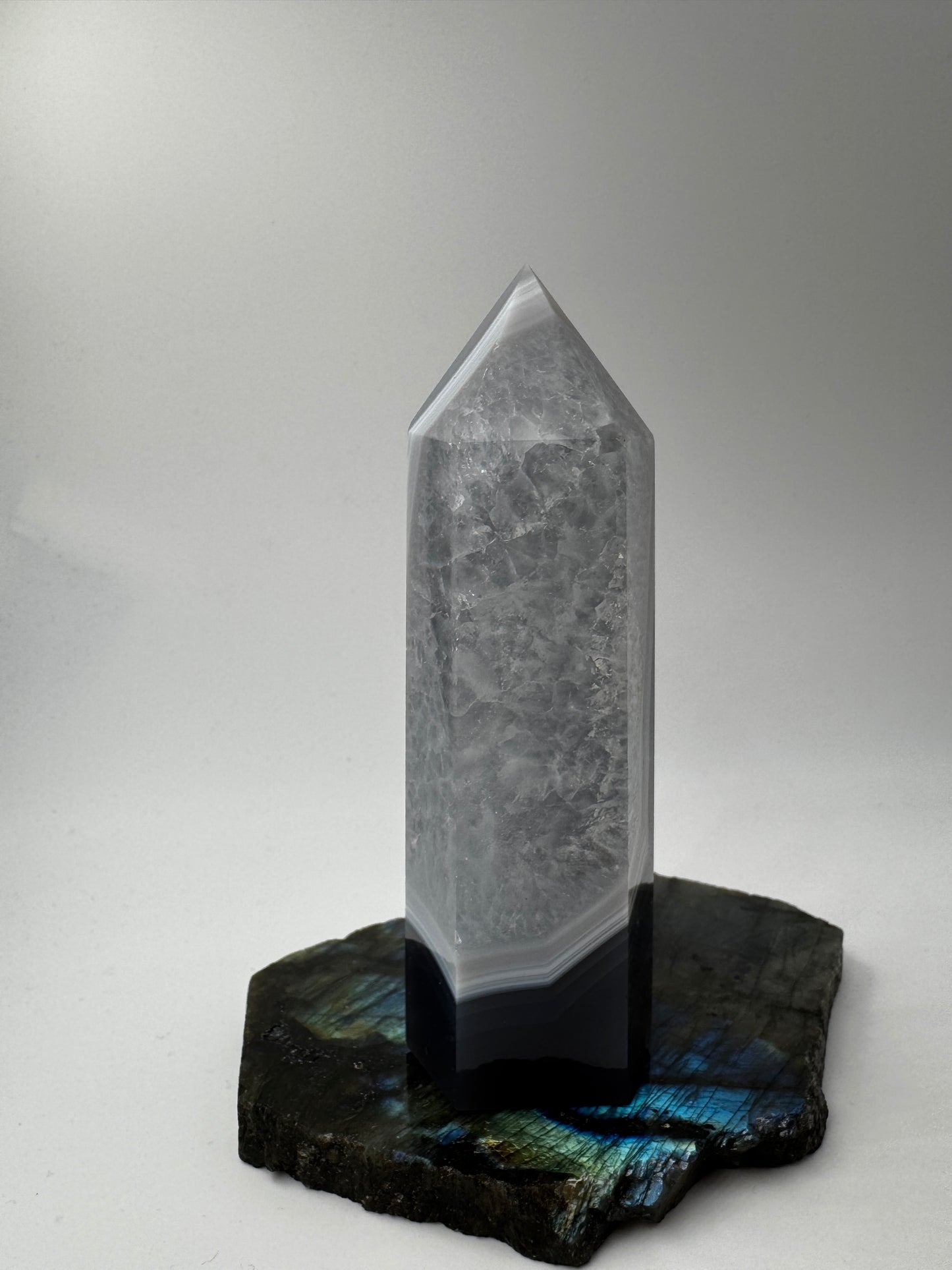 Achat-Spitze AT44, 10,8 cm hoch – polierte Turmspitze aus Achat und Quarz mit charakteristischer Banding-Struktur, elegantes Mineralien-Displaystück.