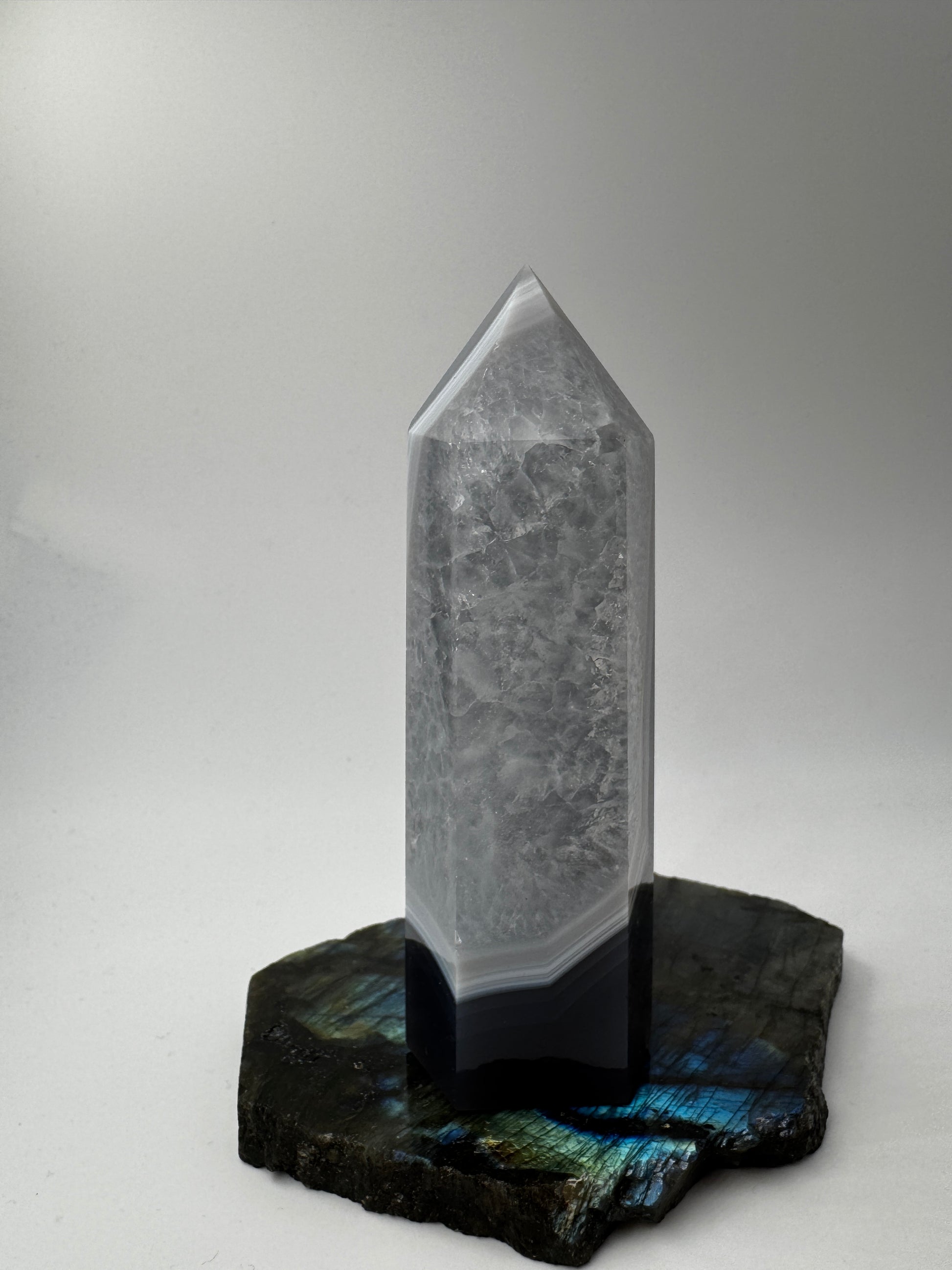 Achat-Spitze AT44, 10,8 cm hoch – polierte Turmspitze aus Achat und Quarz mit charakteristischer Banding-Struktur, elegantes Mineralien-Displaystück.
