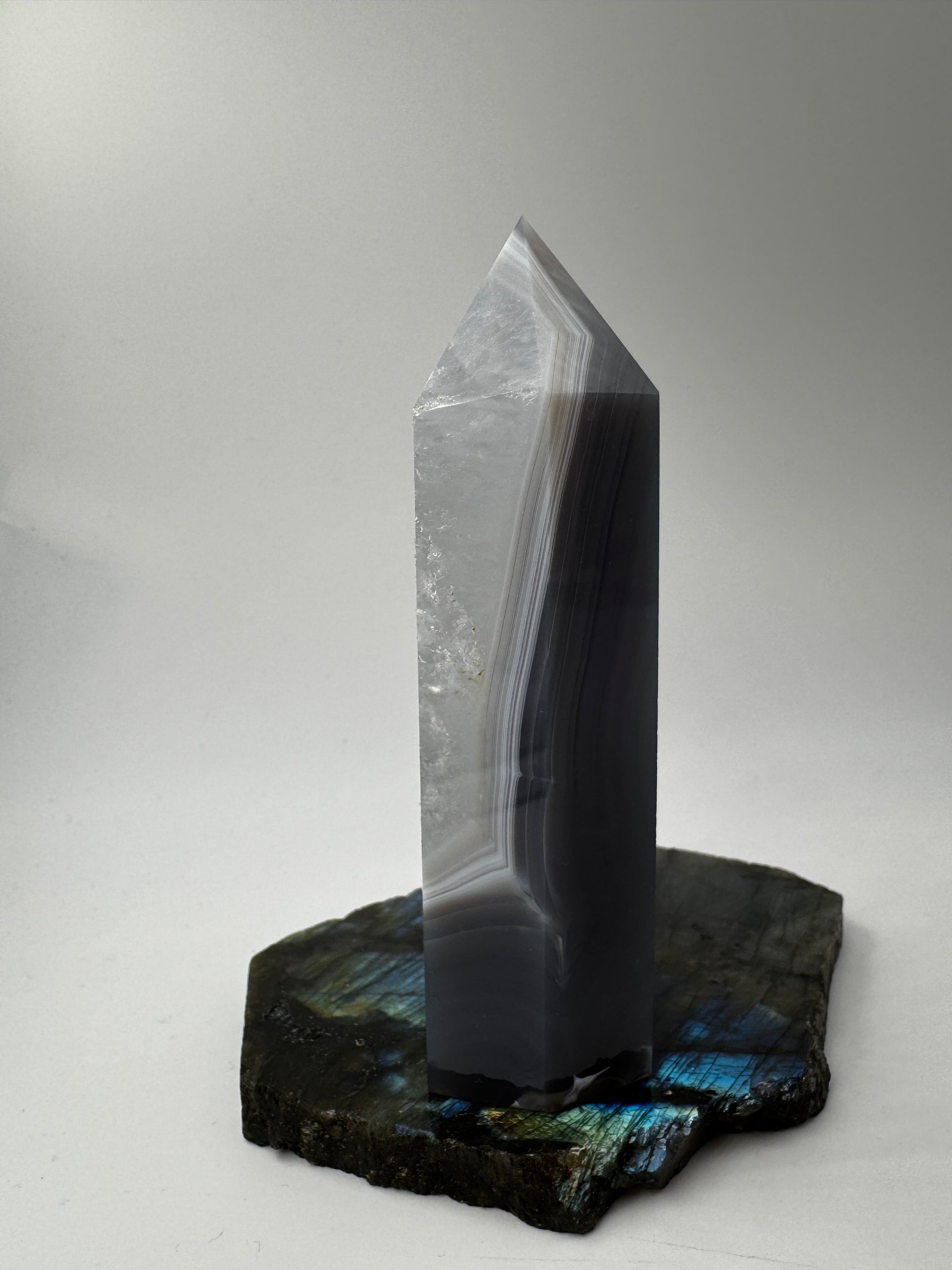 Achat-Spitze AT44, 10,8 cm hoch – polierte Turmspitze aus Achat und Quarz mit charakteristischer Banding-Struktur, elegantes Mineralien-Displaystück.