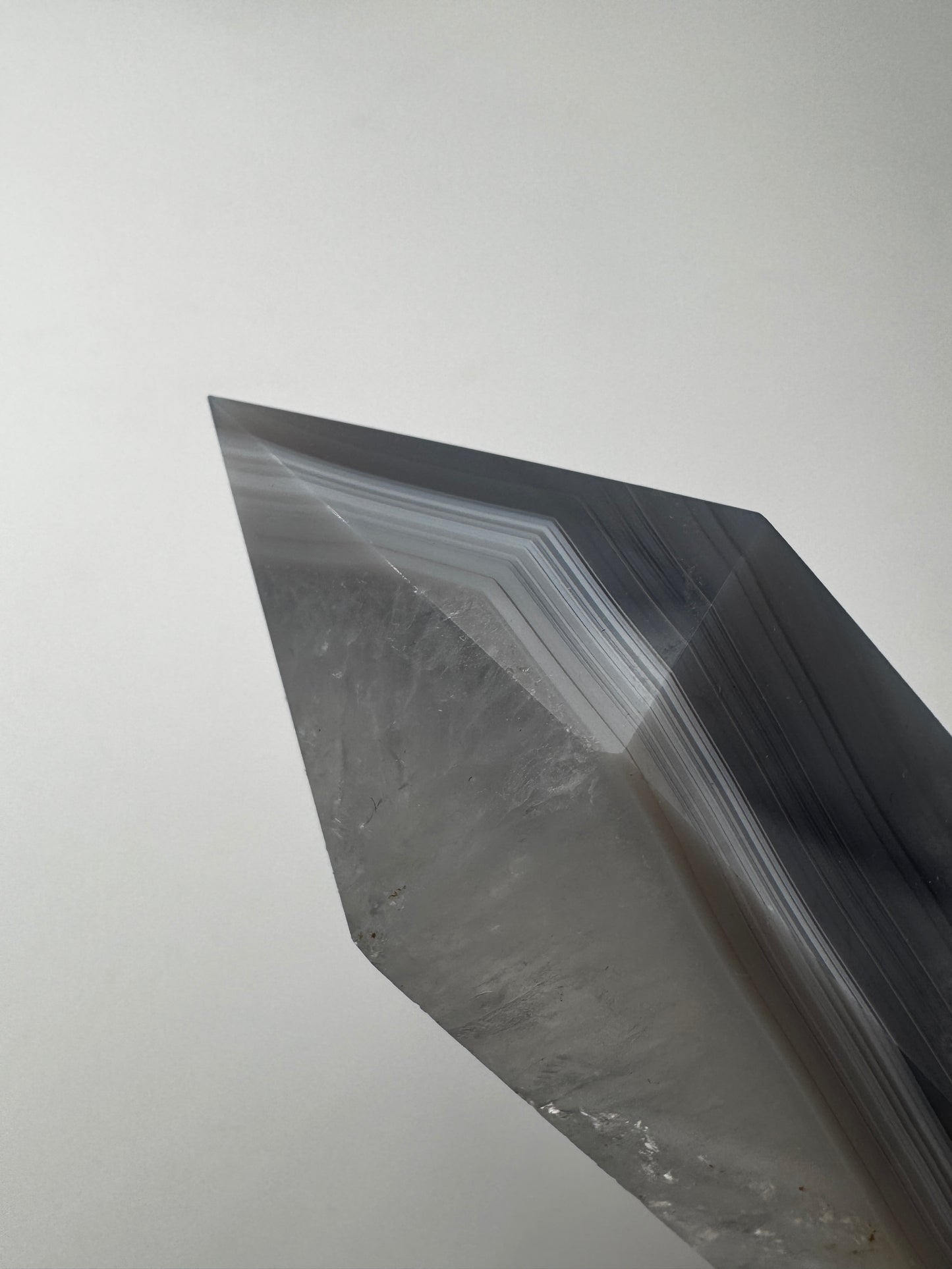 Achat-Spitze AT44, 10,8 cm hoch – polierte Turmspitze aus Achat und Quarz mit charakteristischer Banding-Struktur, elegantes Mineralien-Displaystück.