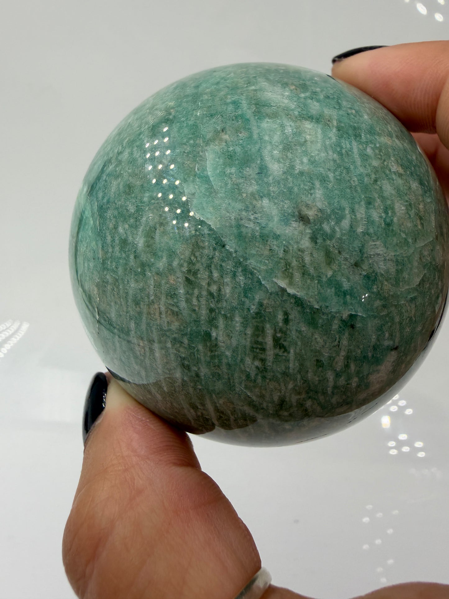 handpolierte Kugel in Blaugrün mit Quarzeinschlüssen und schwarzem Turmalin, Durchmesser 6,7 cm