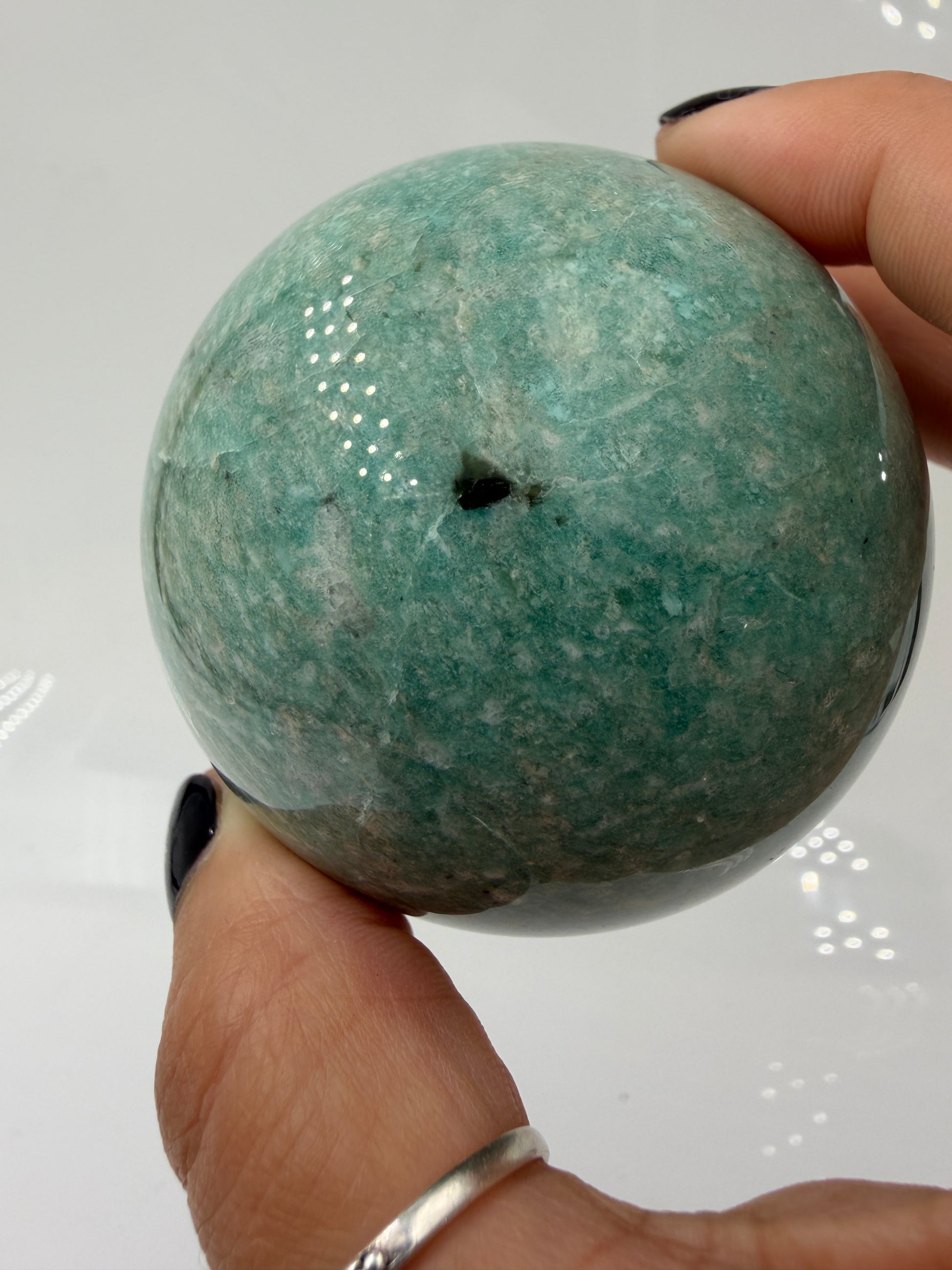 handpolierte Kugel in Blaugrün mit Quarzeinschlüssen und schwarzem Turmalin, Durchmesser 6,7 cm